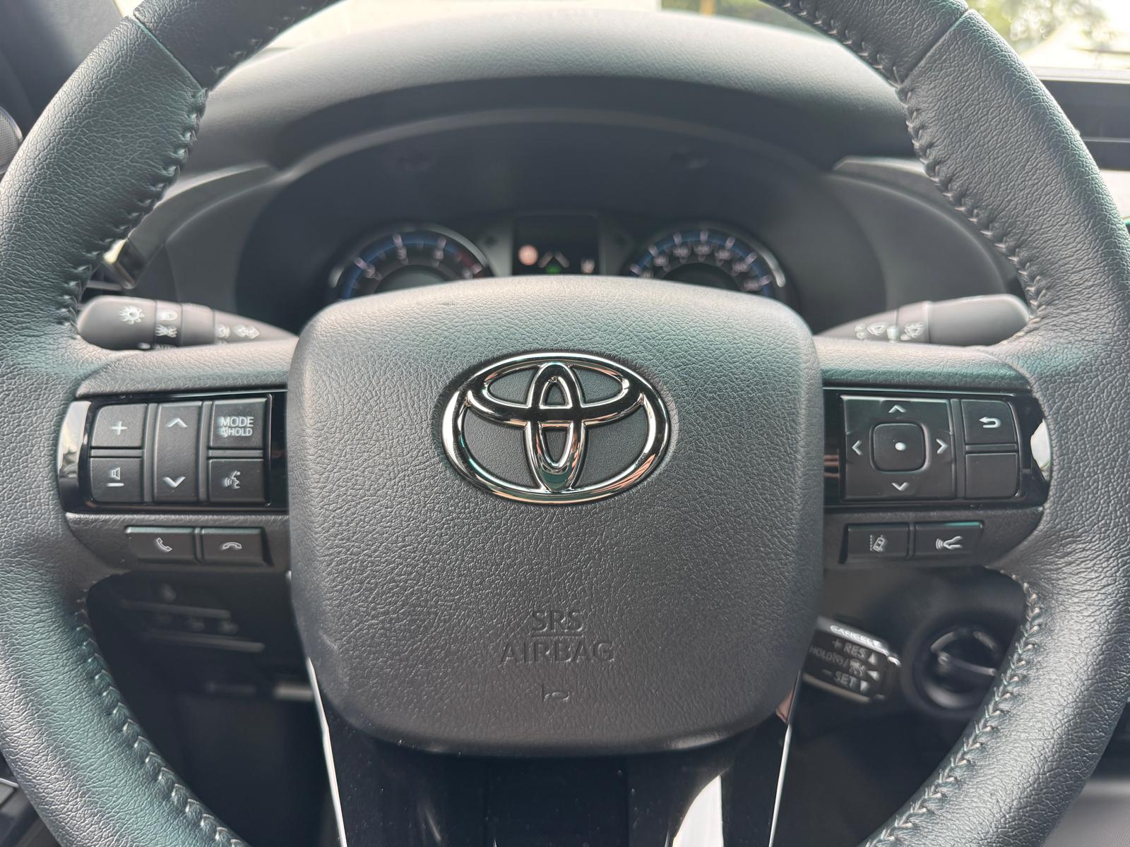 TOYOTA Hilux 2.8d MHEV Invincible Double Cab 4x4-image-16