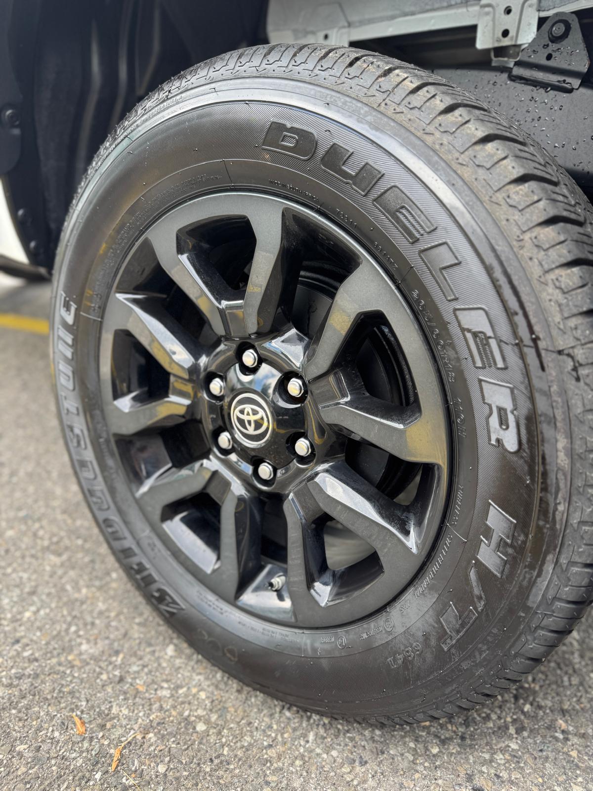TOYOTA Hilux 2.8d MHEV Invincible Double Cab 4x4-image-4