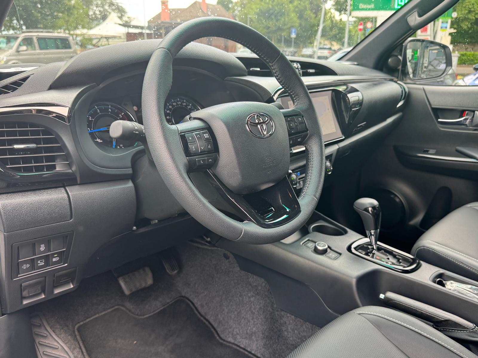 TOYOTA Hilux 2.8d MHEV Invincible Double Cab 4x4-image-8