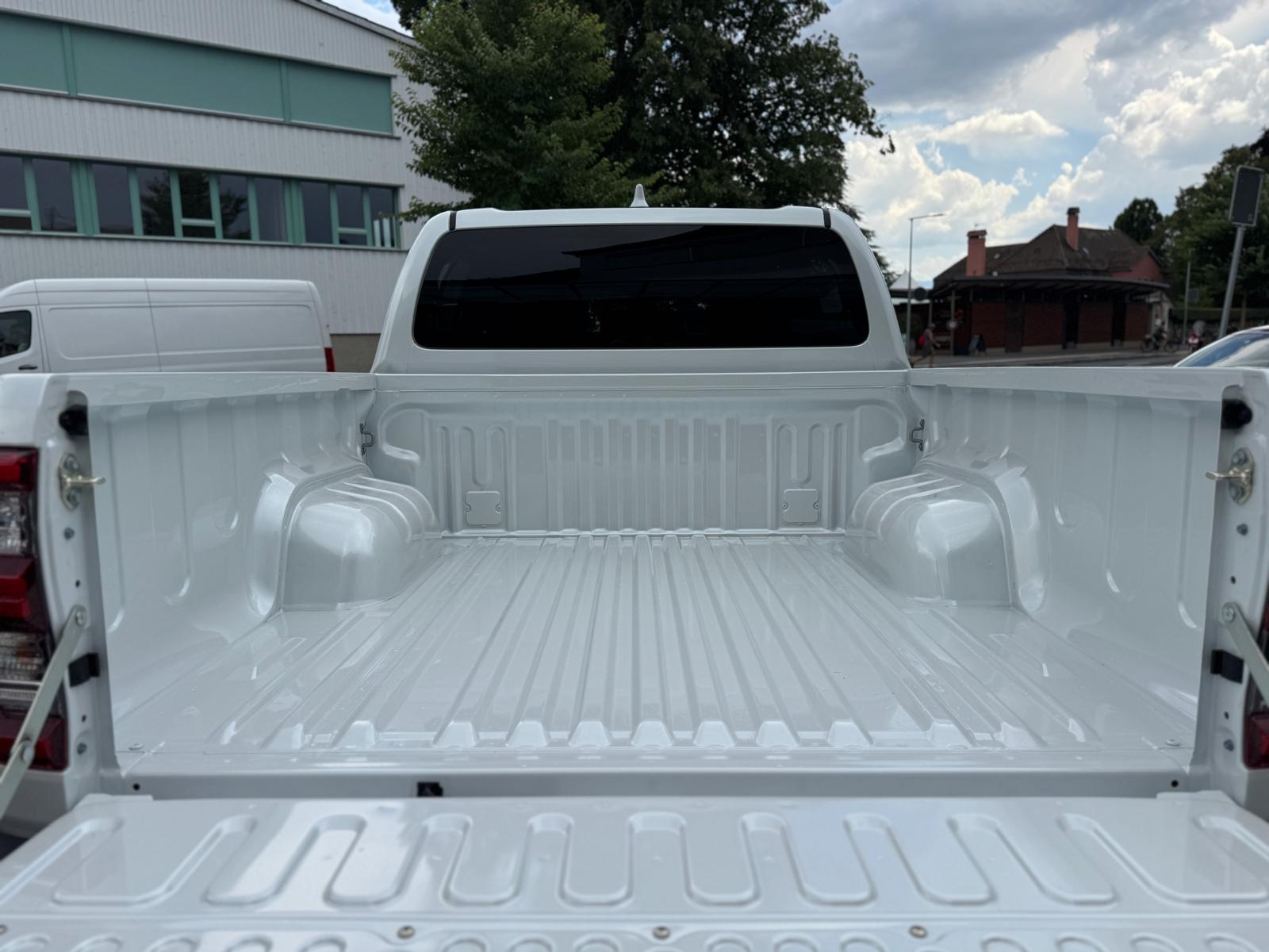 TOYOTA Hilux 2.8d MHEV Invincible Double Cab 4x4-image-6