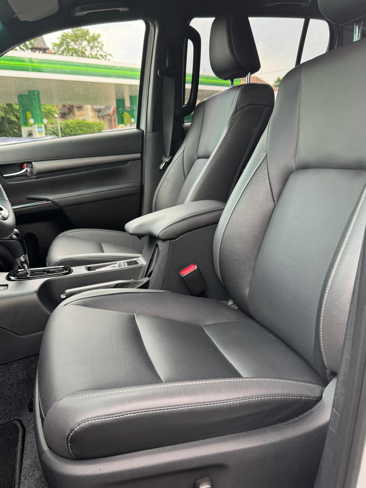 TOYOTA Hilux 2.8d MHEV Invincible Double Cab 4x4-image-9