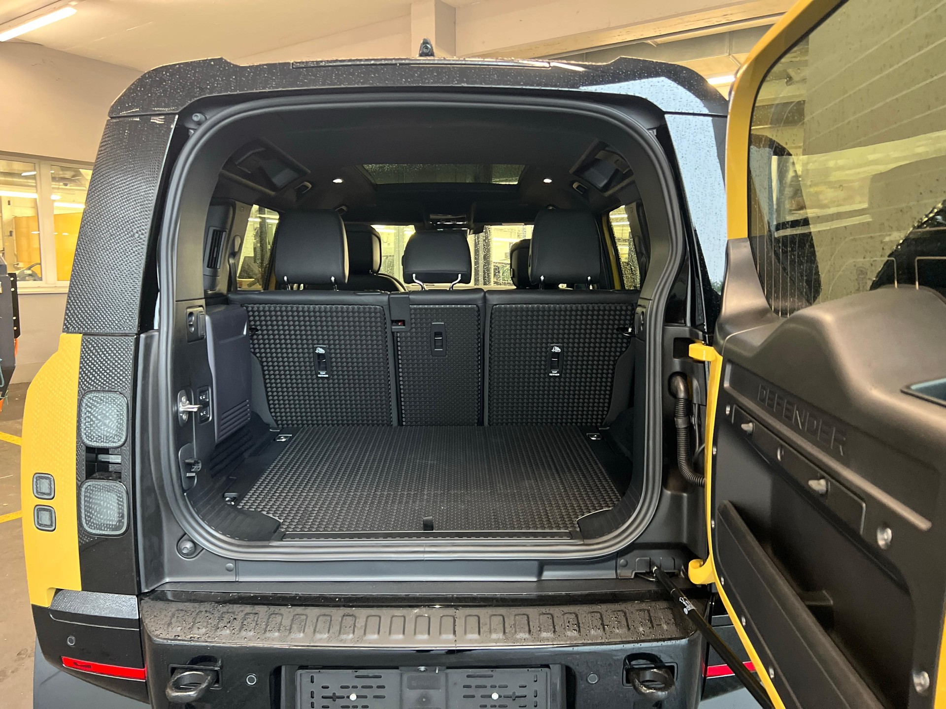 LAND ROVER Defender 110 3.0 D I6 350 Trophy Edition Yellow-image-11
