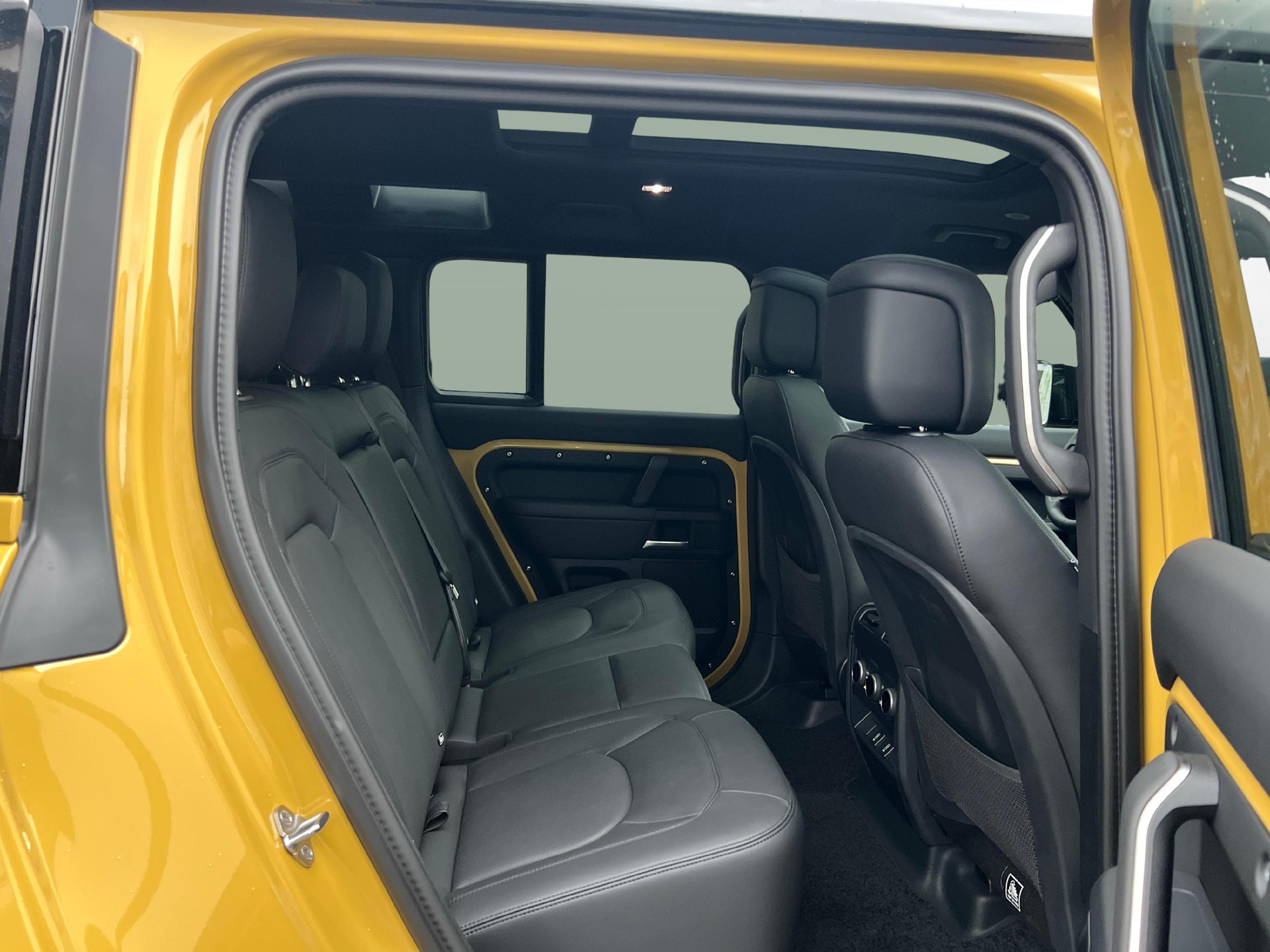 LAND ROVER Defender 110 3.0 D I6 350 Trophy Edition Yellow-image-10