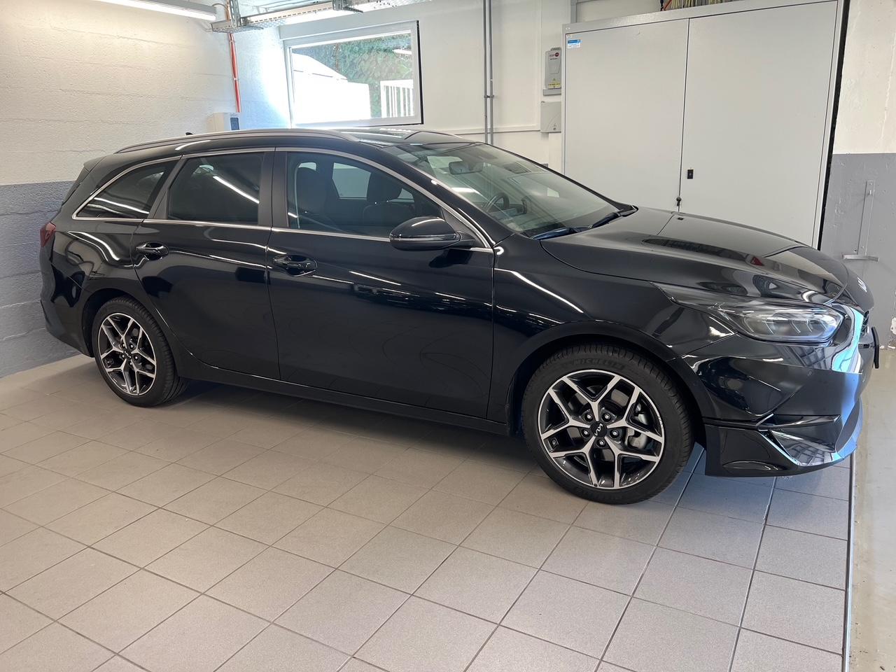 KIA Ceed SW 1.5 T-GDi MHEV Power-showroom-element-1