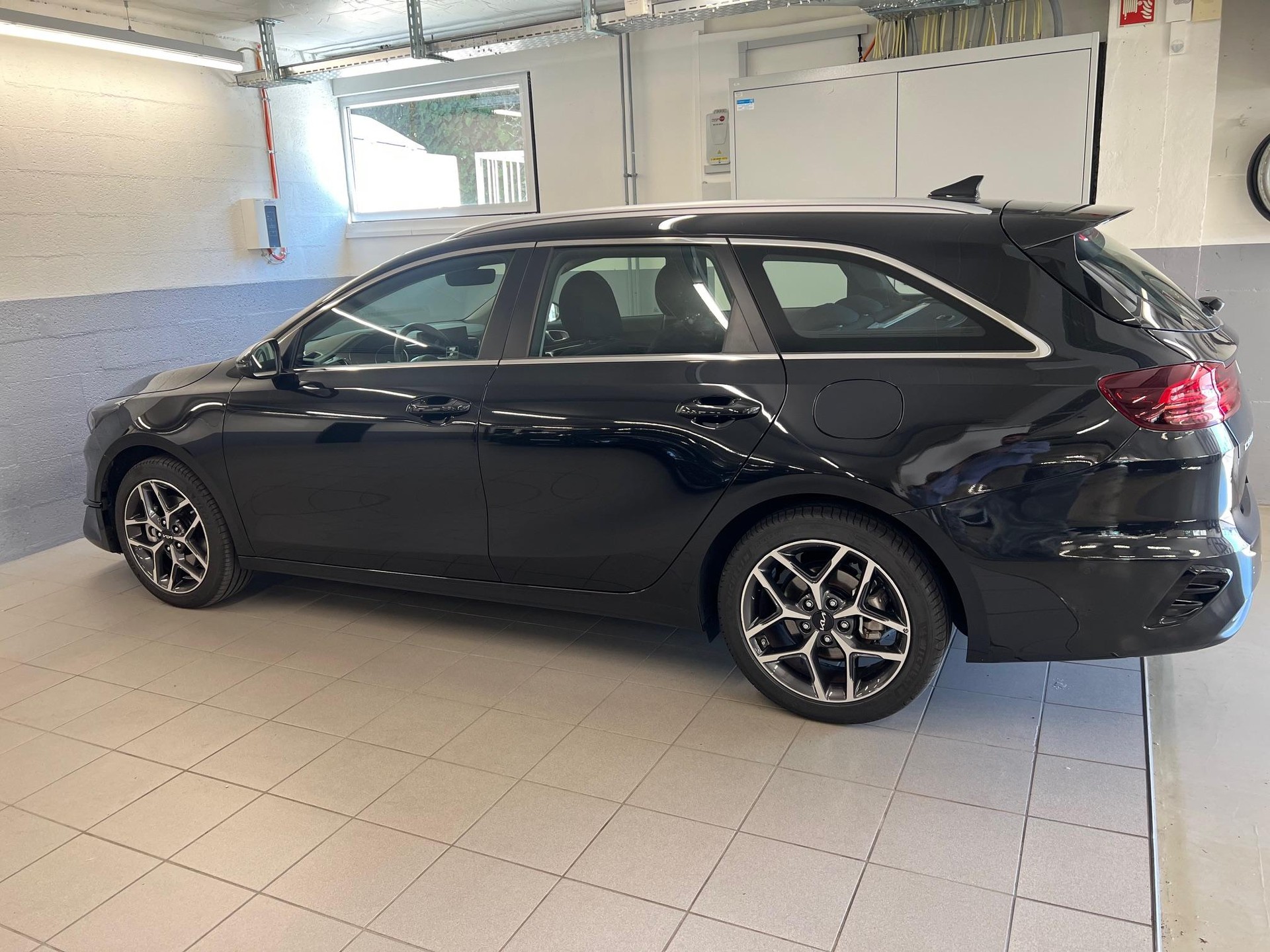 KIA Ceed SW 1.5 T-GDi MHEV Power-image-4