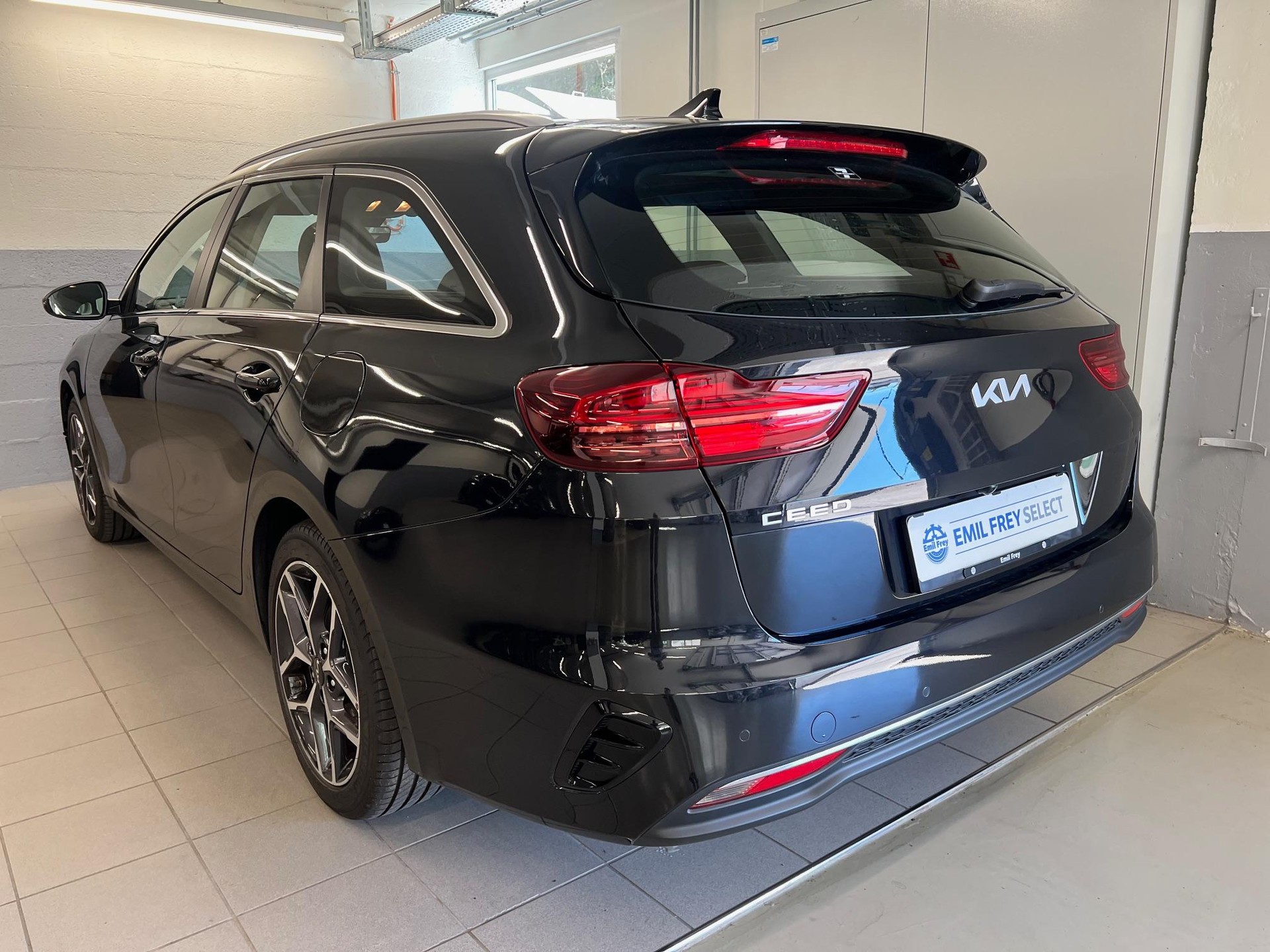 KIA Ceed SW 1.5 T-GDi MHEV Power-image-2