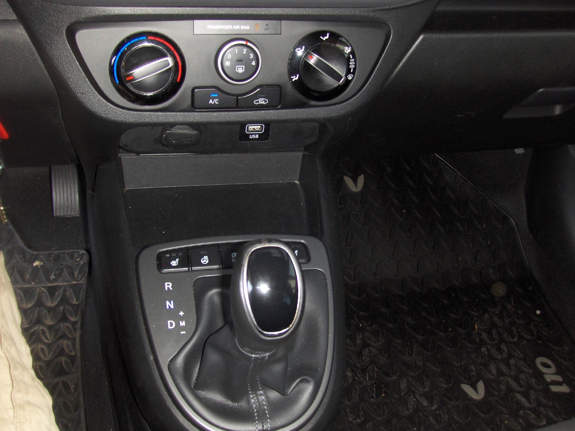 HYUNDAI i10 1.2 Amplia Automat-image-8