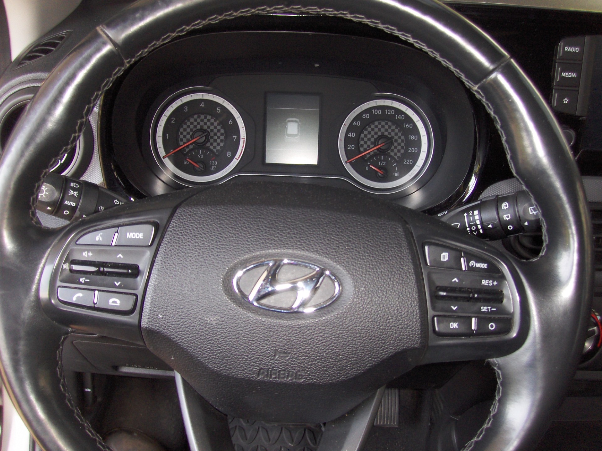 HYUNDAI i10 1.2 Amplia Automat-image-6