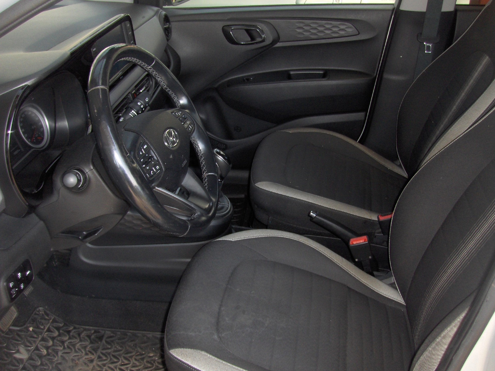 HYUNDAI i10 1.2 Amplia Automat-image-4