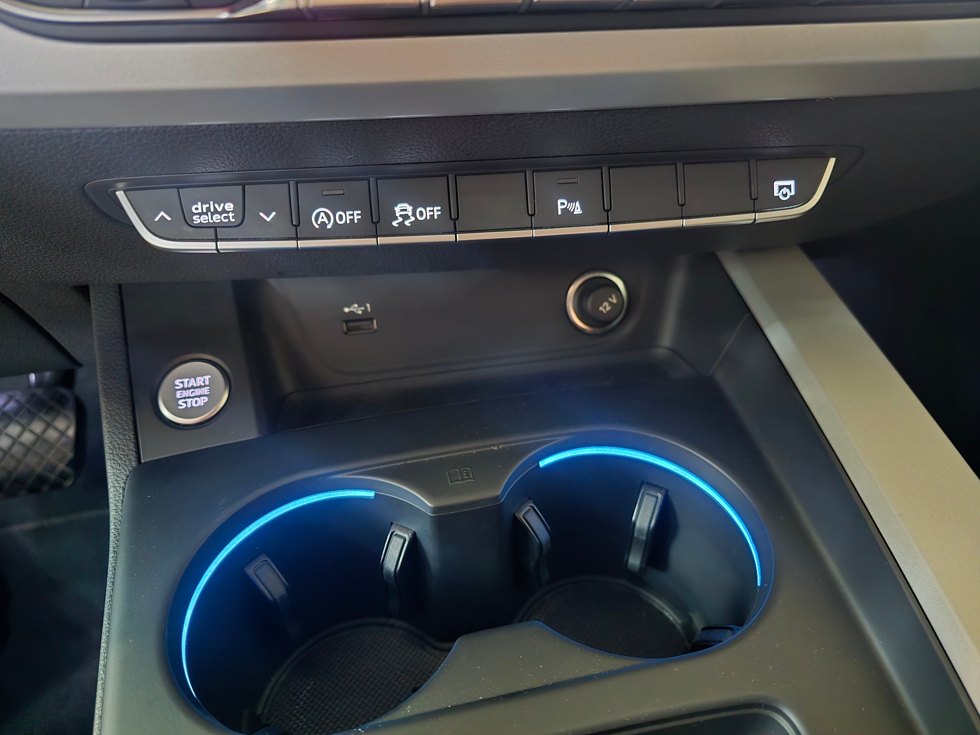 AUDI A4 Avant 40 TDI Attraction quattro S-tronic CH-Fahrzeug-image-17