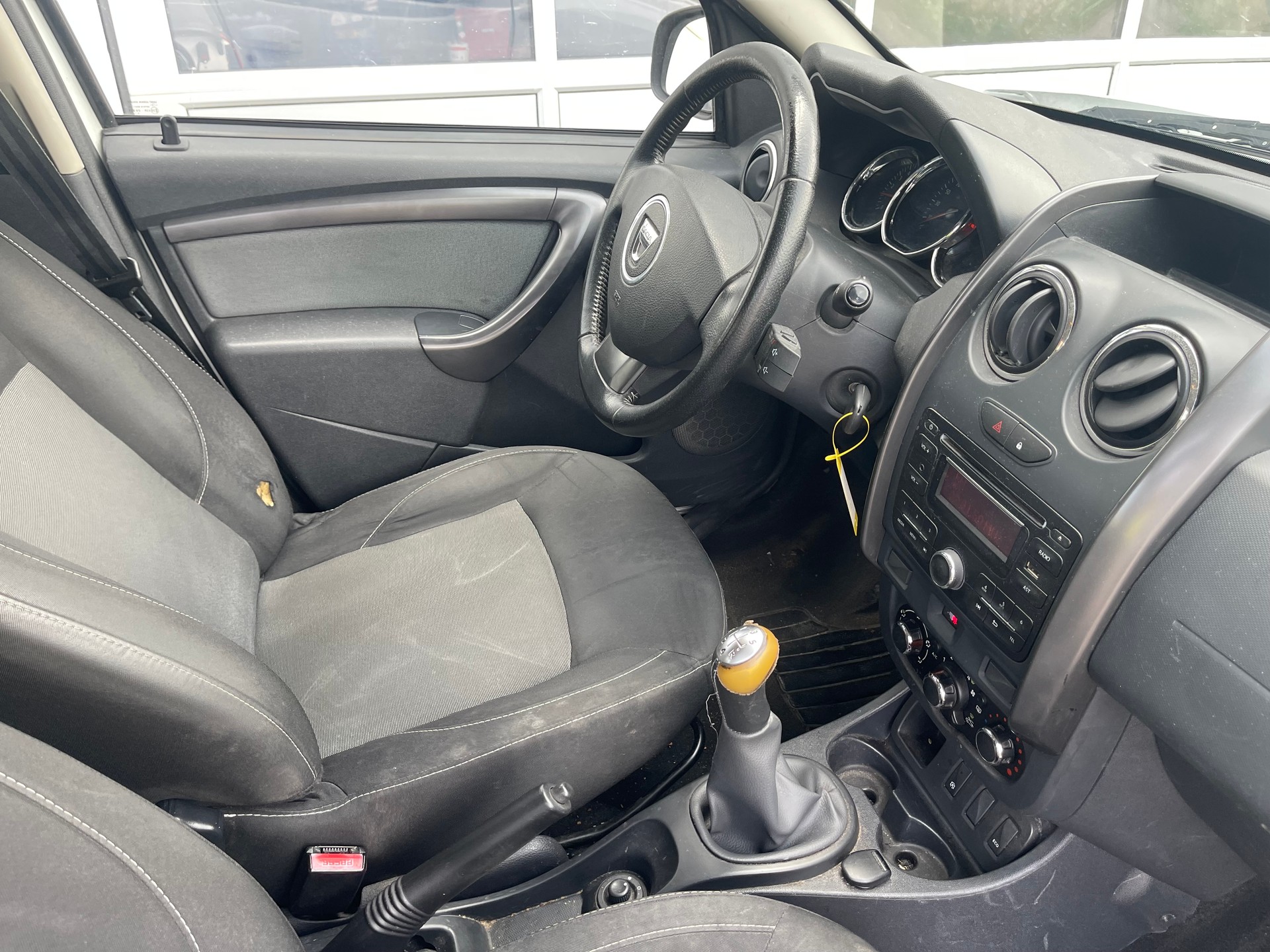 DACIA Duster 1.6 Celebration 4x4-image-8