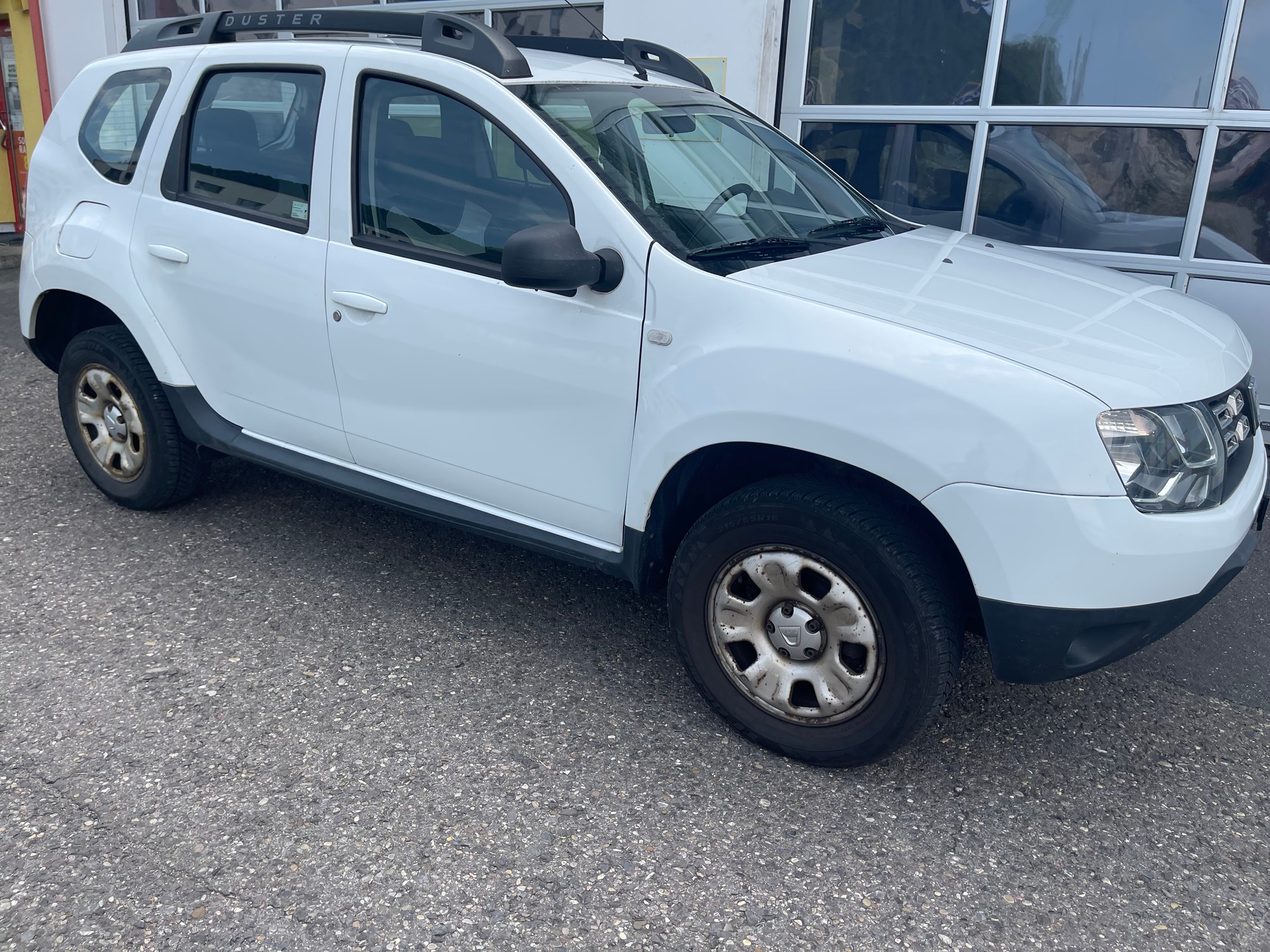 DACIA Duster 1.6 Celebration 4x4-image-5
