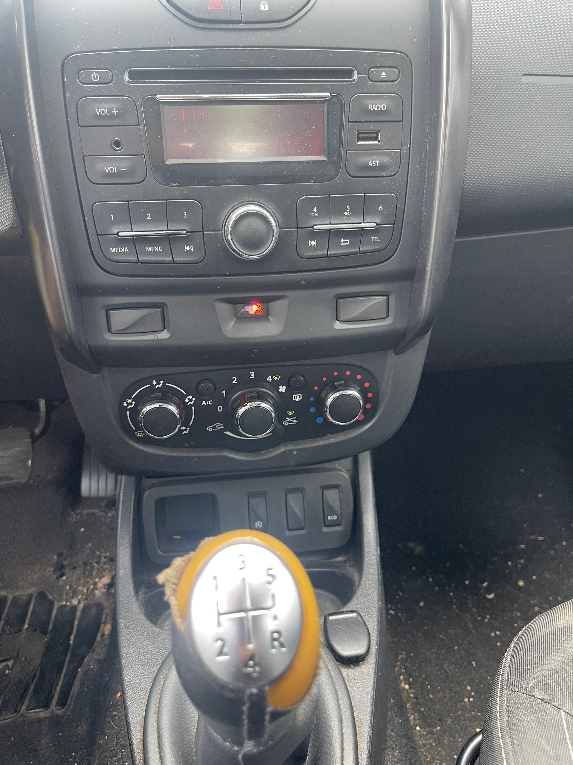 DACIA Duster 1.6 Celebration 4x4-image-9