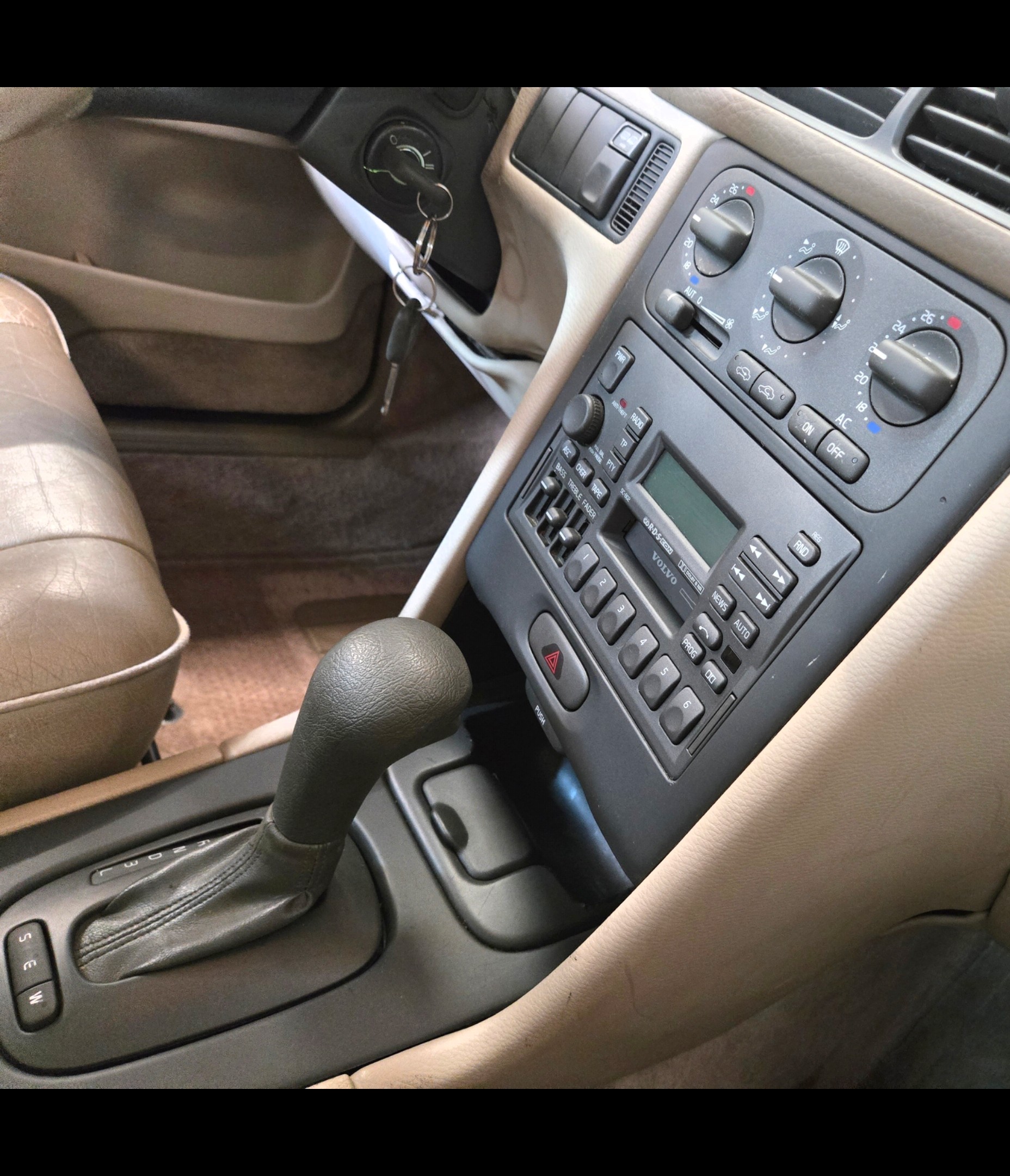 VOLVO V70 2.5-image-3