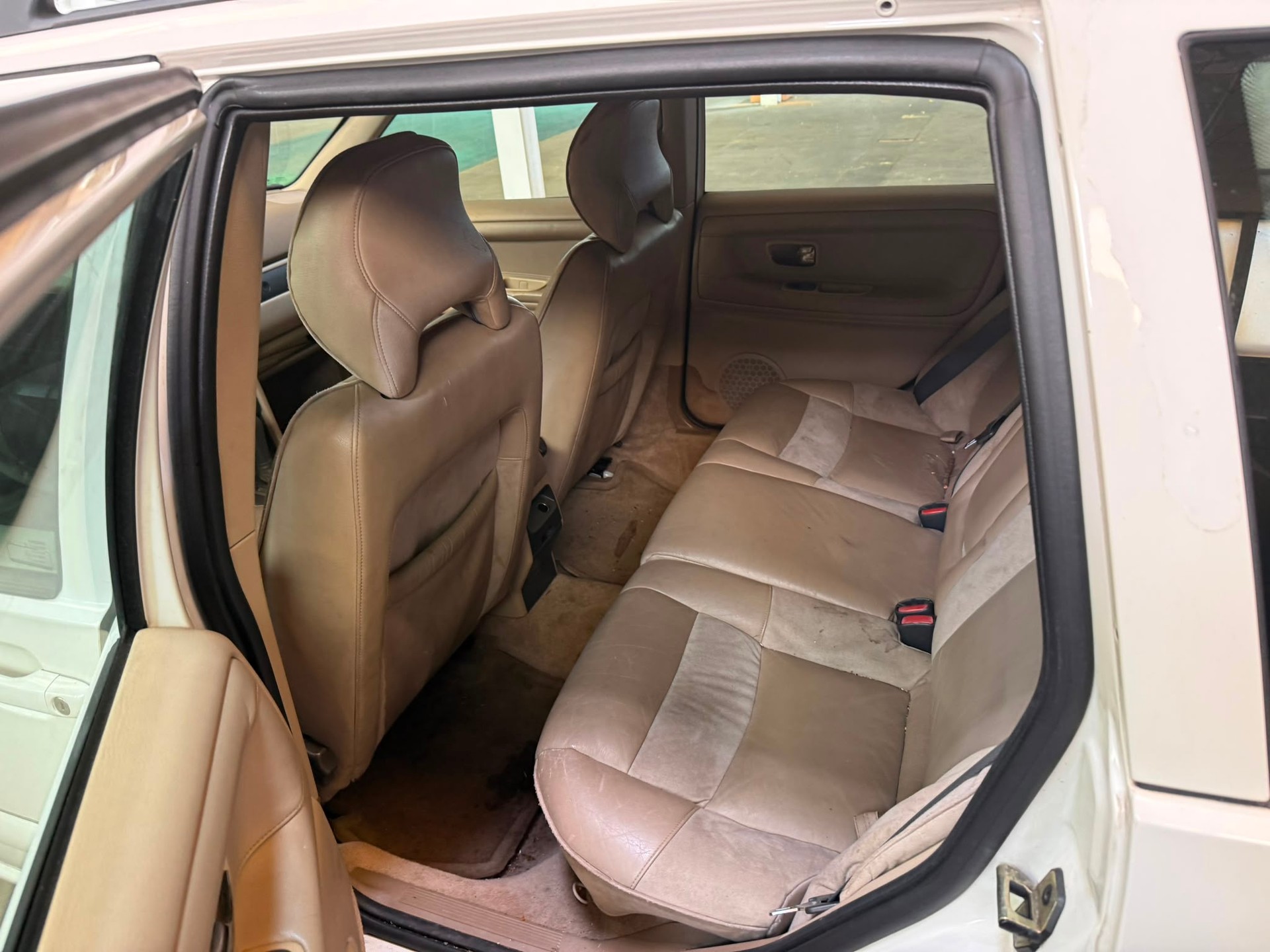 VOLVO V70 2.5-image-2