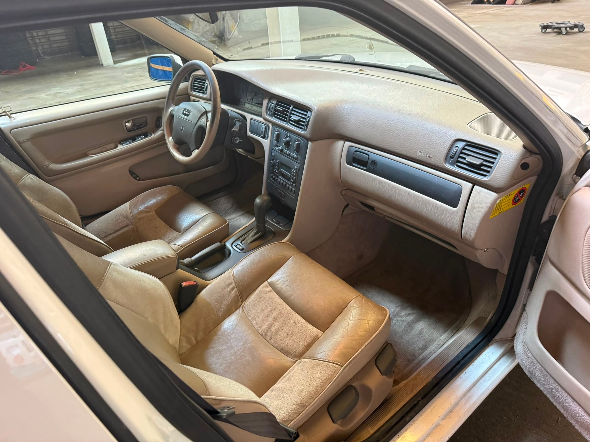 VOLVO V70 2.5-image-1
