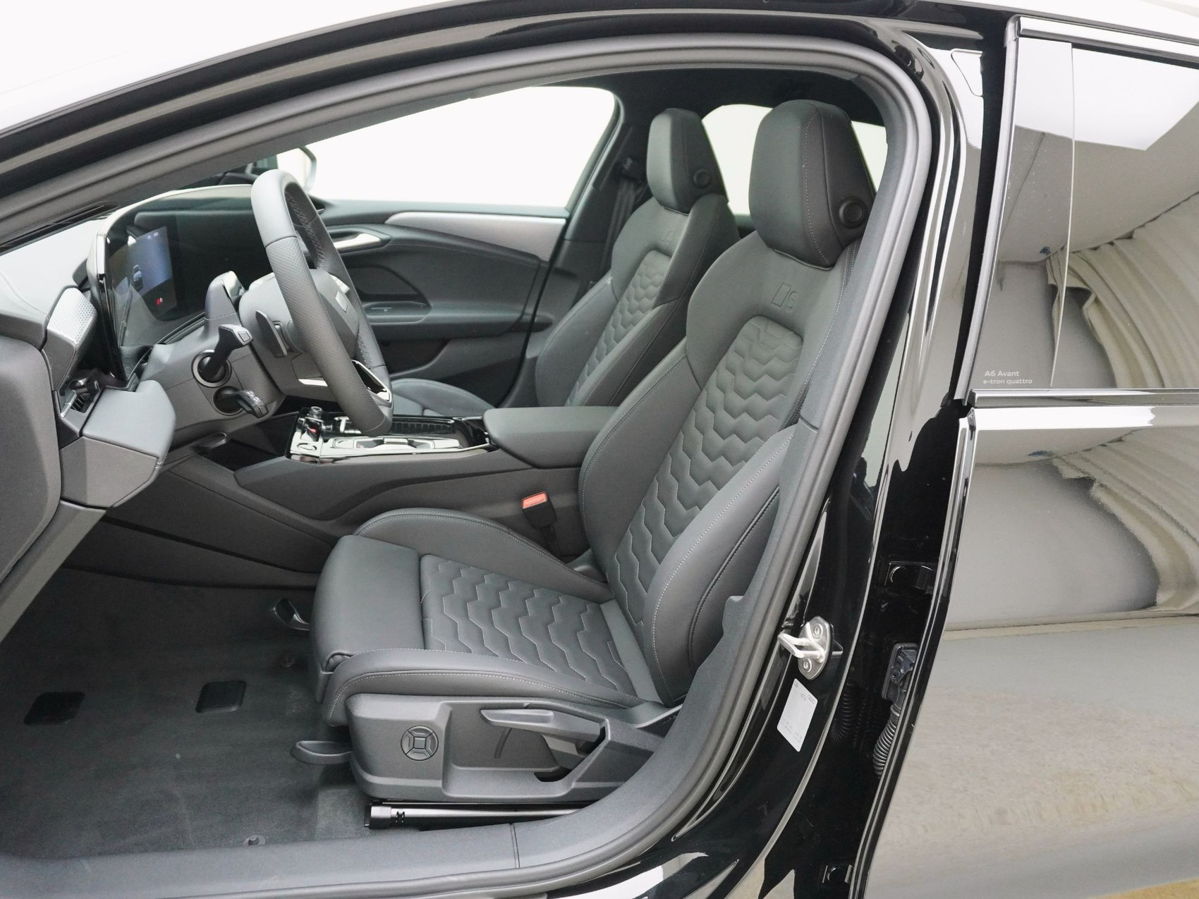 AUDI A6 e-tron Avant quattro S line-image-12
