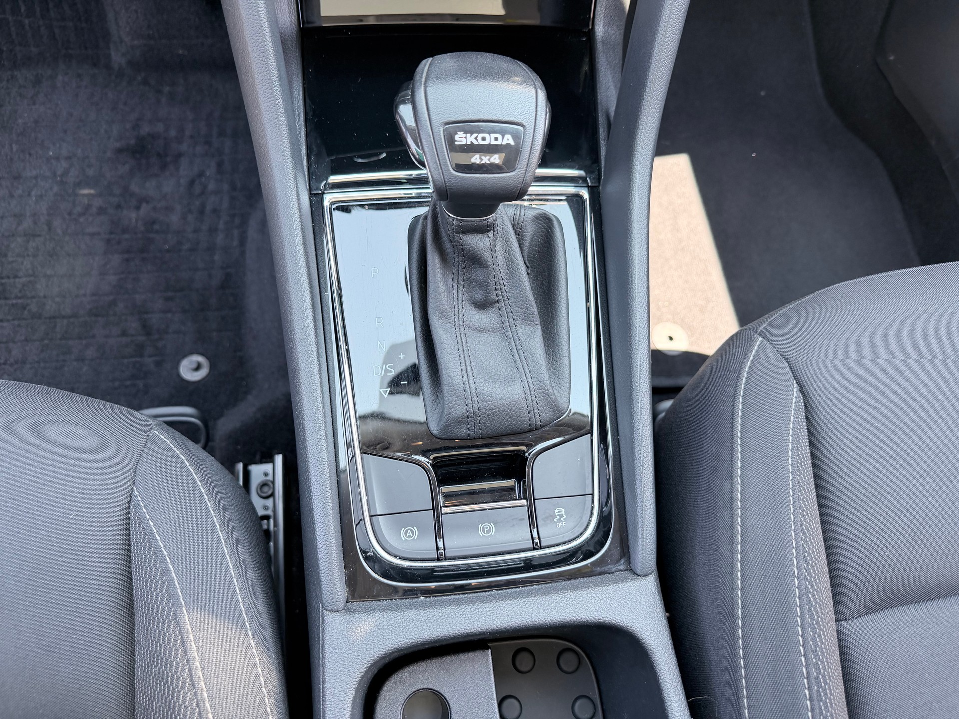 SKODA Karoq 2.0 TDI CR Ambition 4x4 DSG+++ANHÄNGERKUPPLUNG+++-image-14