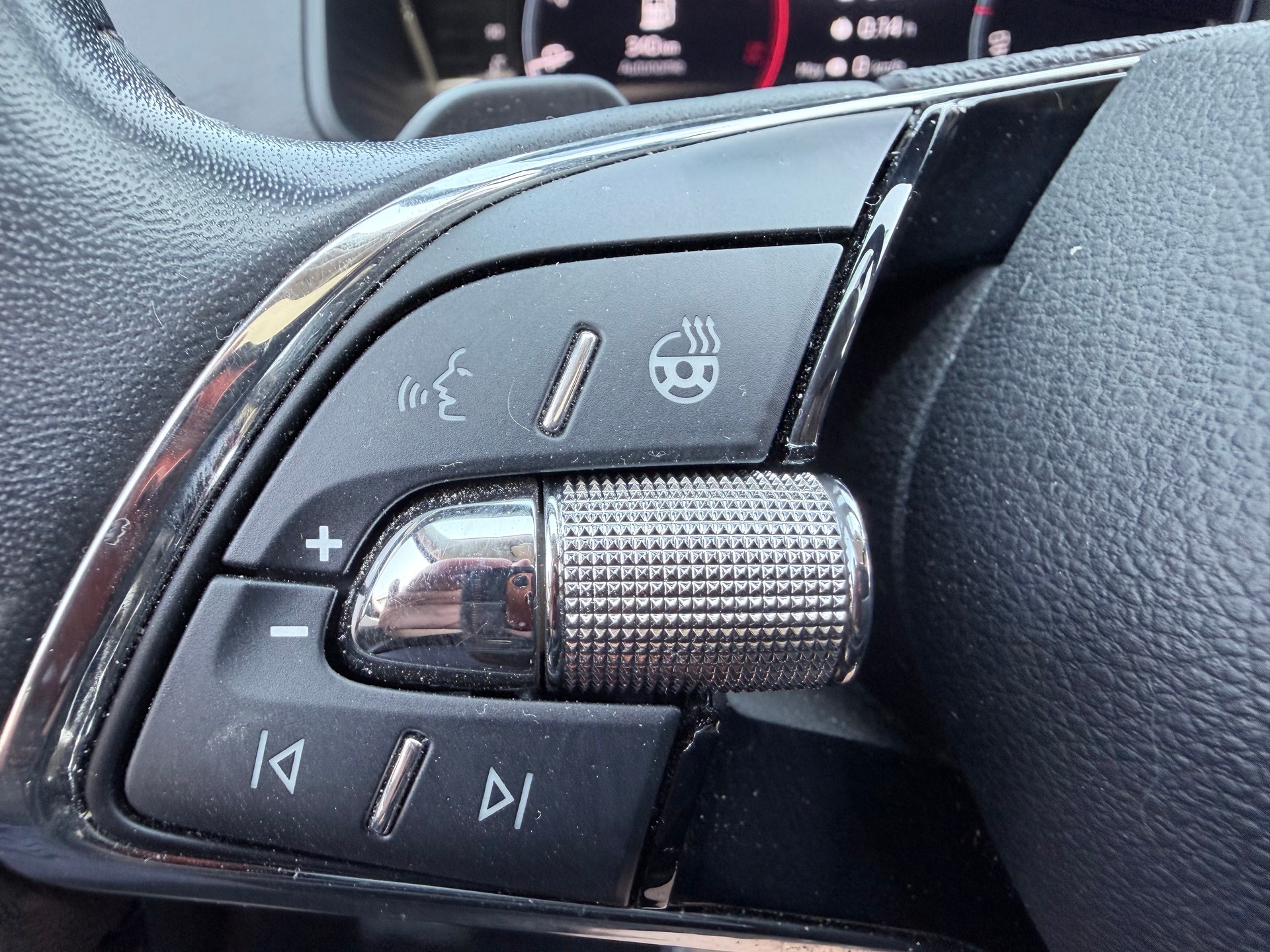 SKODA Karoq 2.0 TDI CR Ambition 4x4 DSG+++ANHÄNGERKUPPLUNG+++-image-13