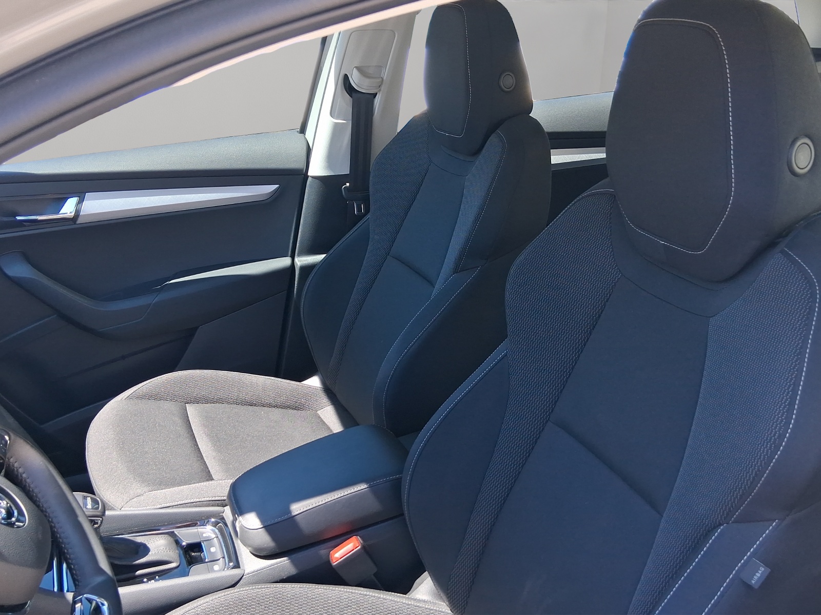 SKODA Karoq 1.5 TSI Ambition-image-8