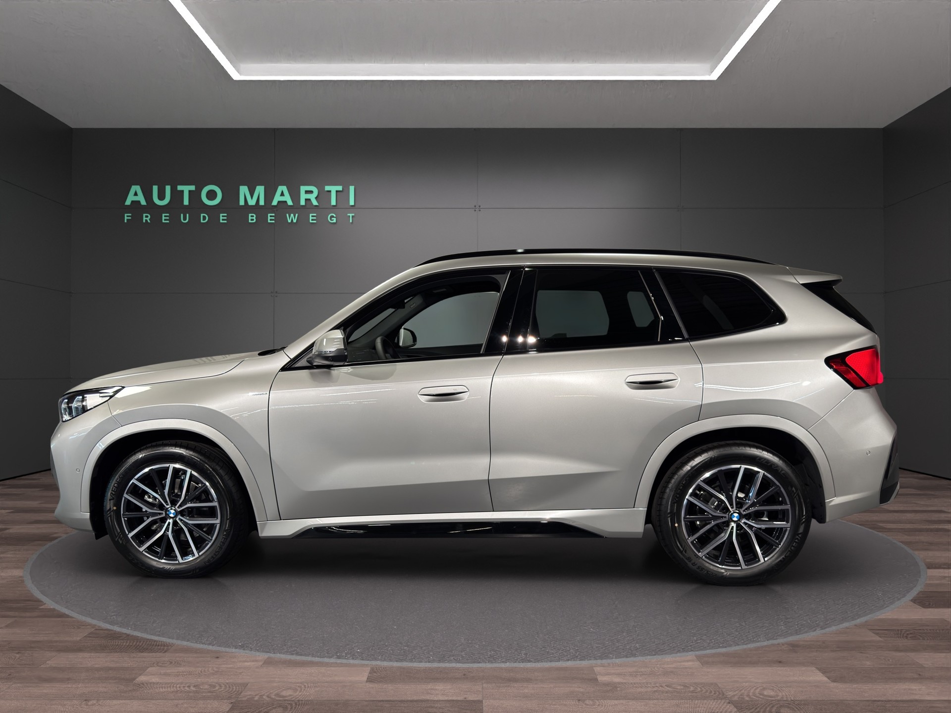 BMW iX1 20 eDrive-image-1