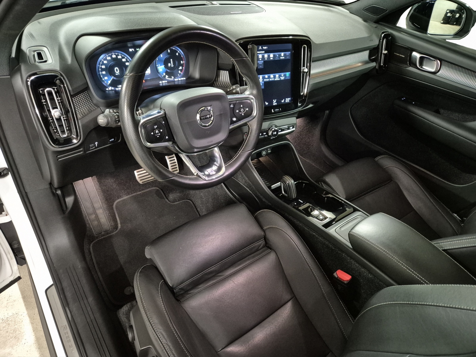 VOLVO XC40 2.0 D4 R-Design AWD-image-8