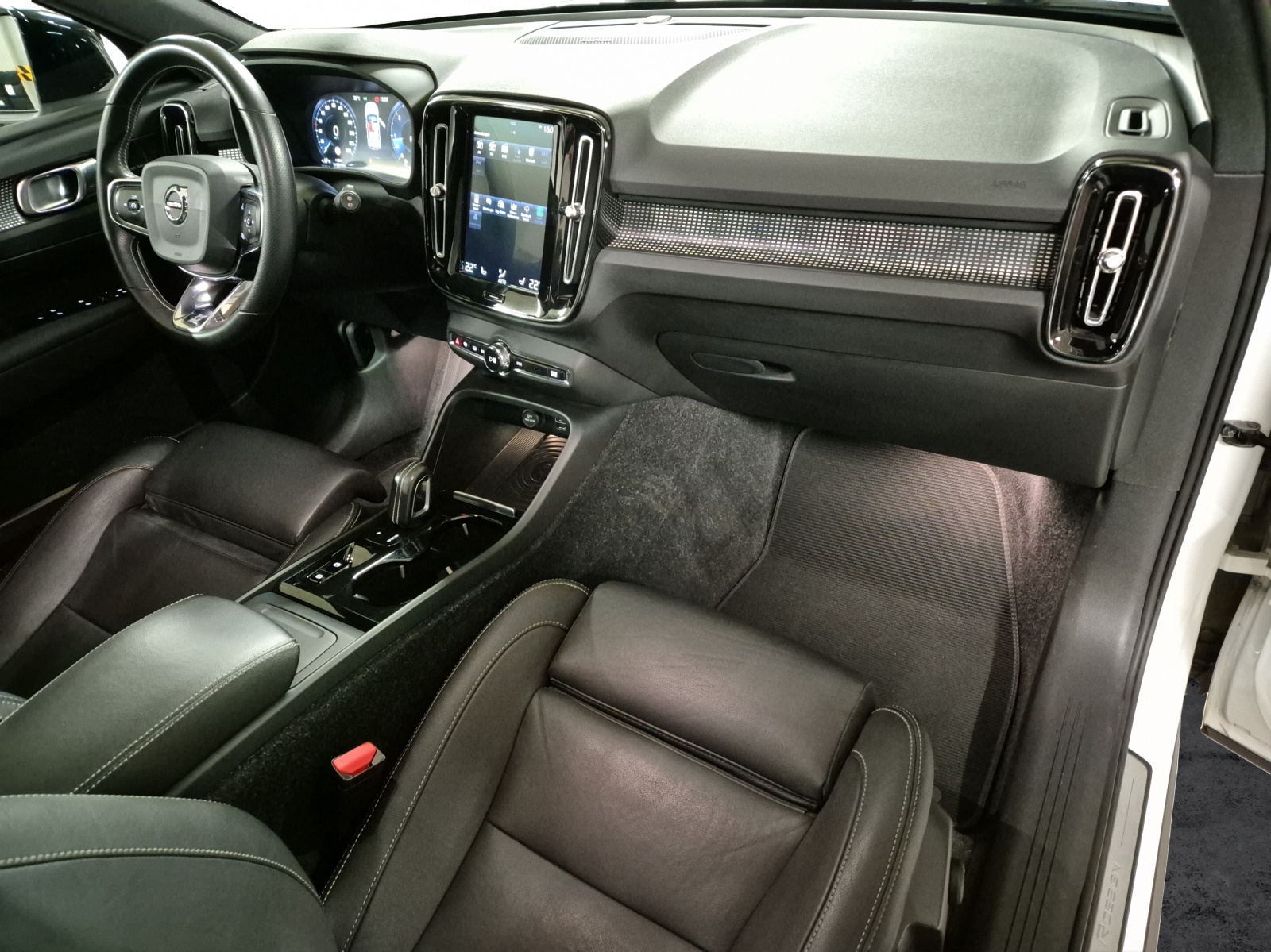 VOLVO XC40 2.0 D4 R-Design AWD-image-17