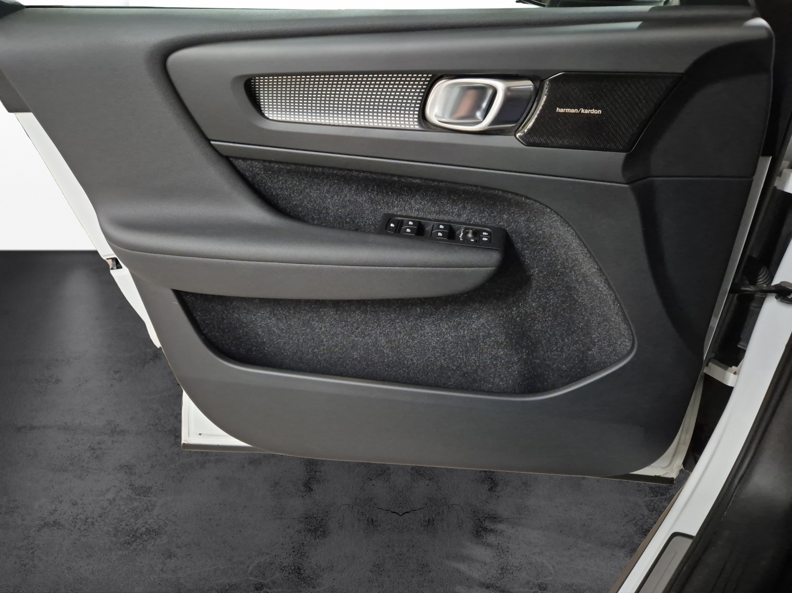 VOLVO XC40 2.0 D4 R-Design AWD-image-13