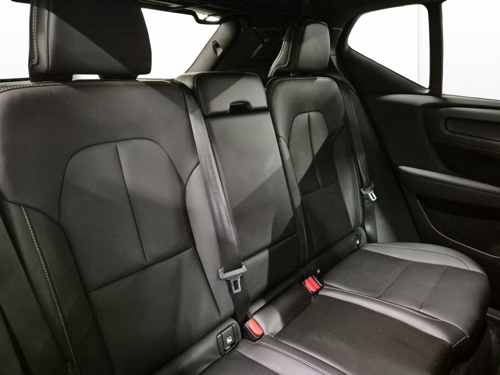 VOLVO XC40 2.0 D4 R-Design AWD-image-16