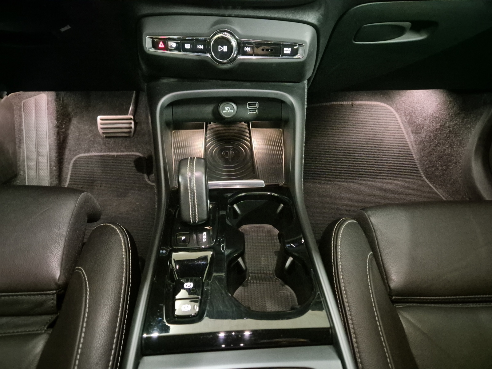 VOLVO XC40 2.0 D4 R-Design AWD-image-14