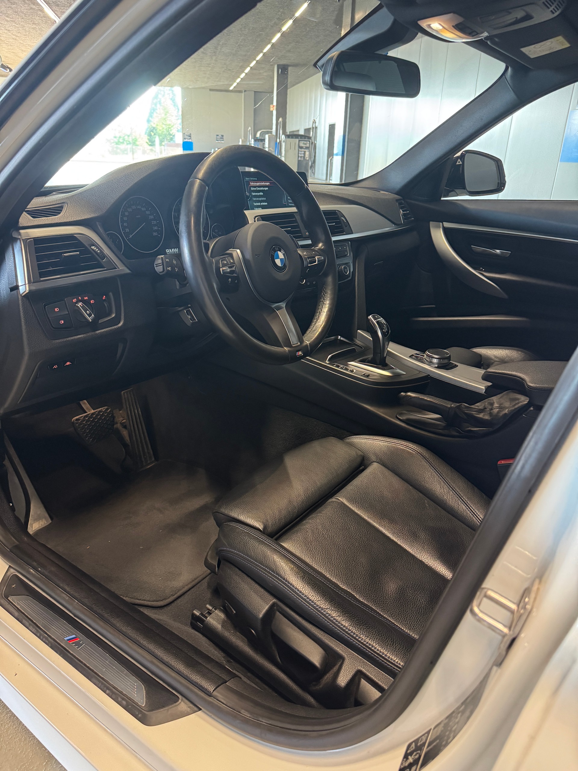 BMW 320d xDrive-image-4