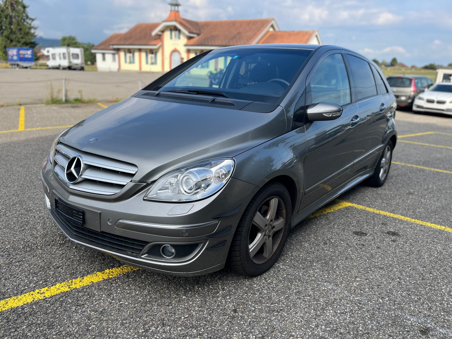 MERCEDES-BENZ Automat mit Klimaanlage und Alufelgen mit Winterreifen B04-image-0
