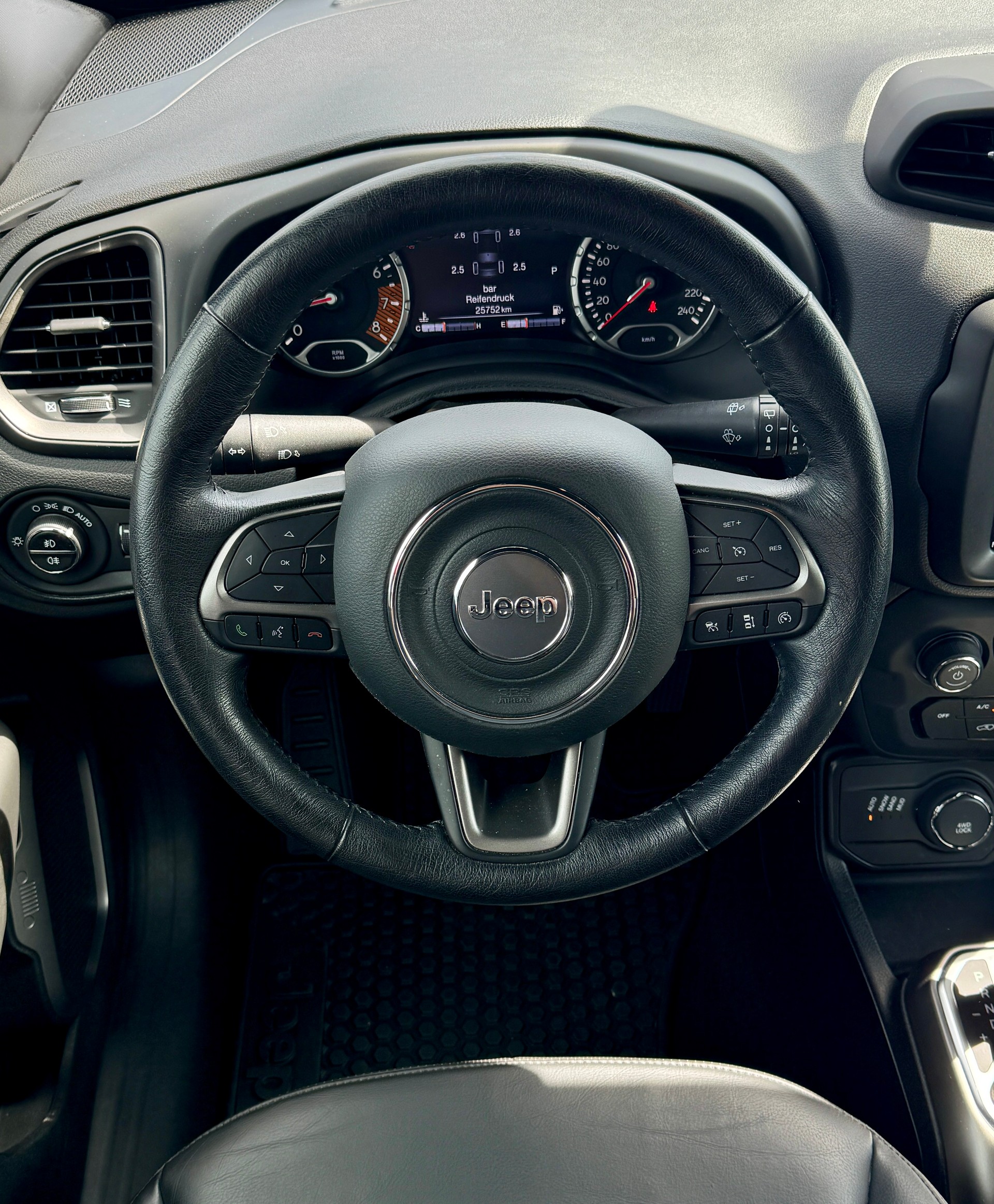 JEEP Renegade 1.3 Turbo Limited AWD-image-10