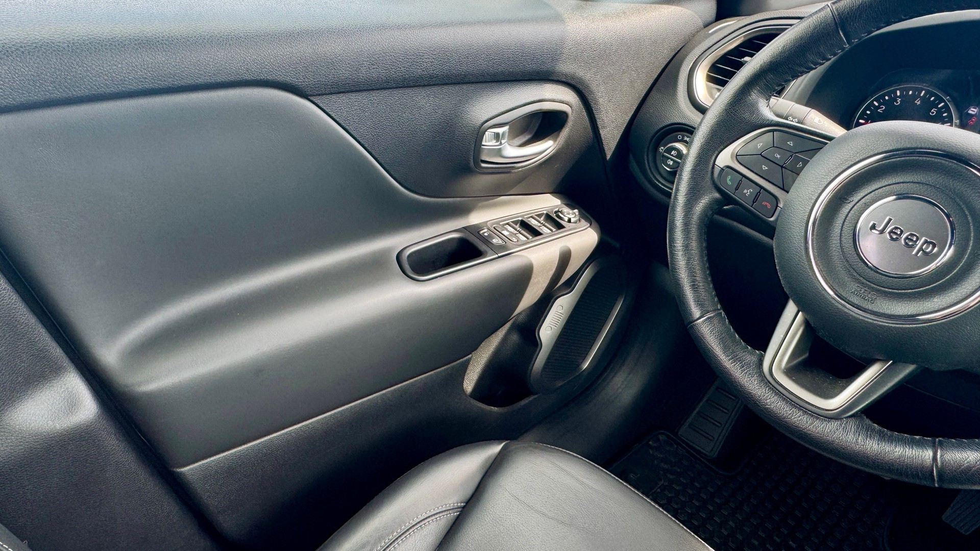 JEEP Renegade 1.3 Turbo Limited AWD-image-9