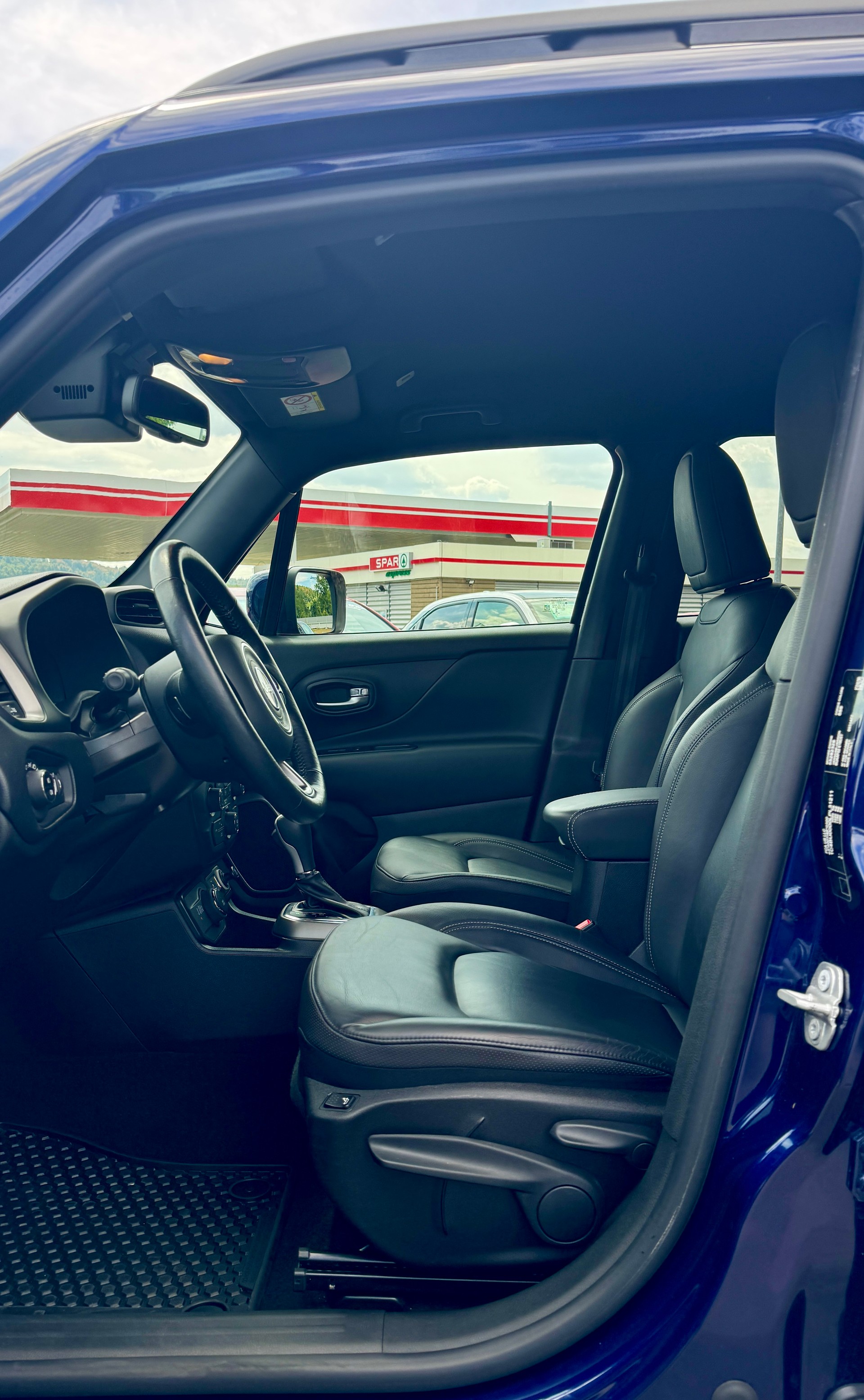 JEEP Renegade 1.3 Turbo Limited AWD-image-8
