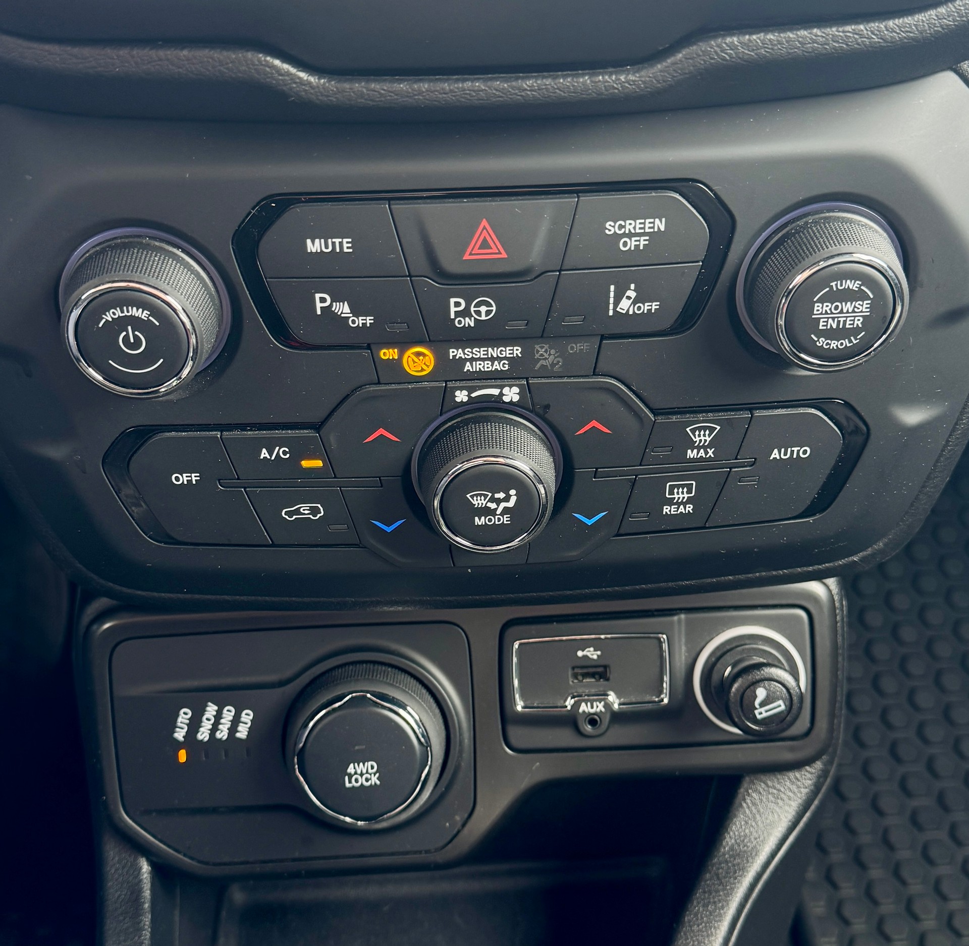JEEP Renegade 1.3 Turbo Limited AWD-image-13