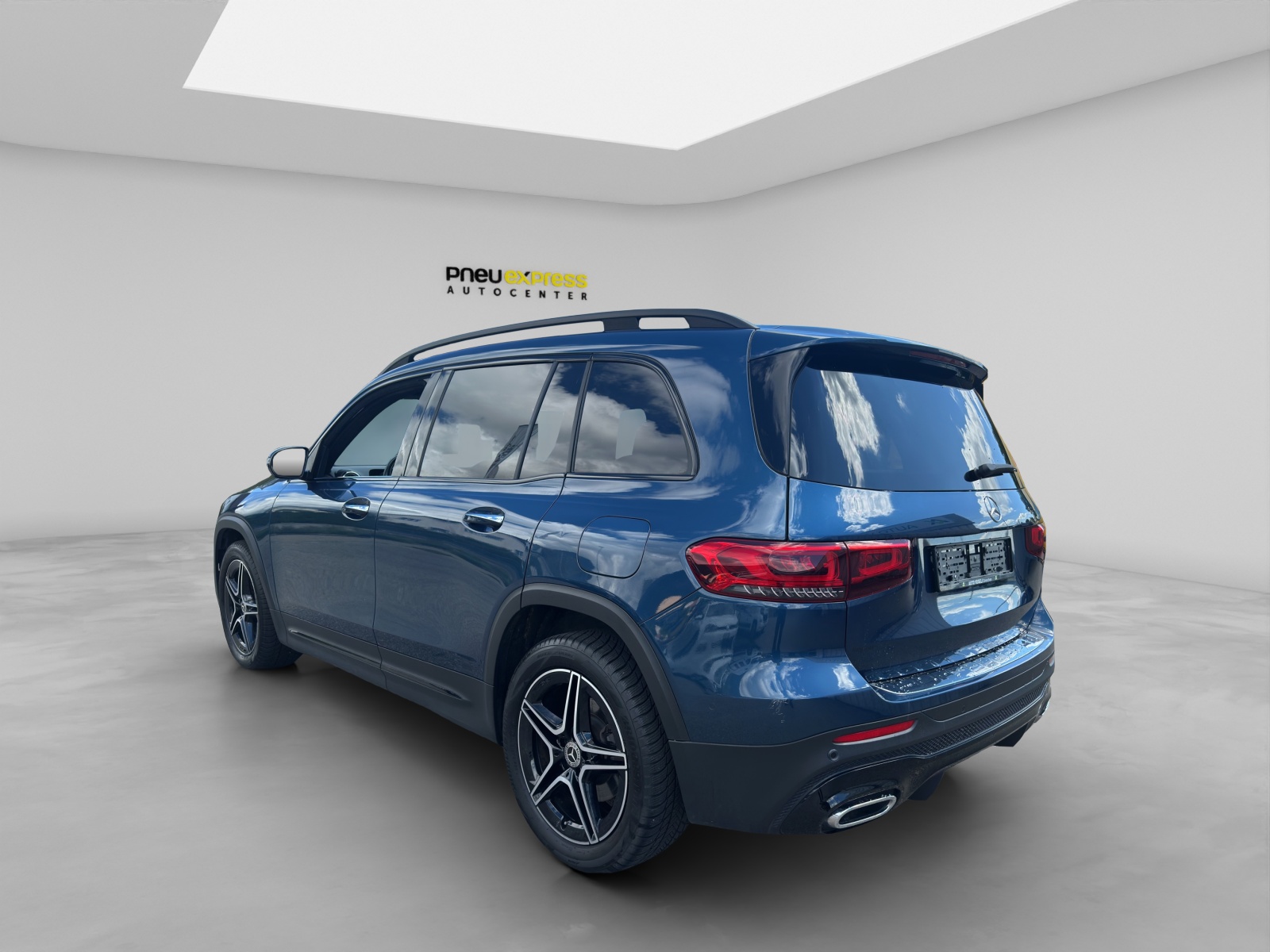 MERCEDES-BENZ GLB 250 AMG Line 4matic-showroom-element-3