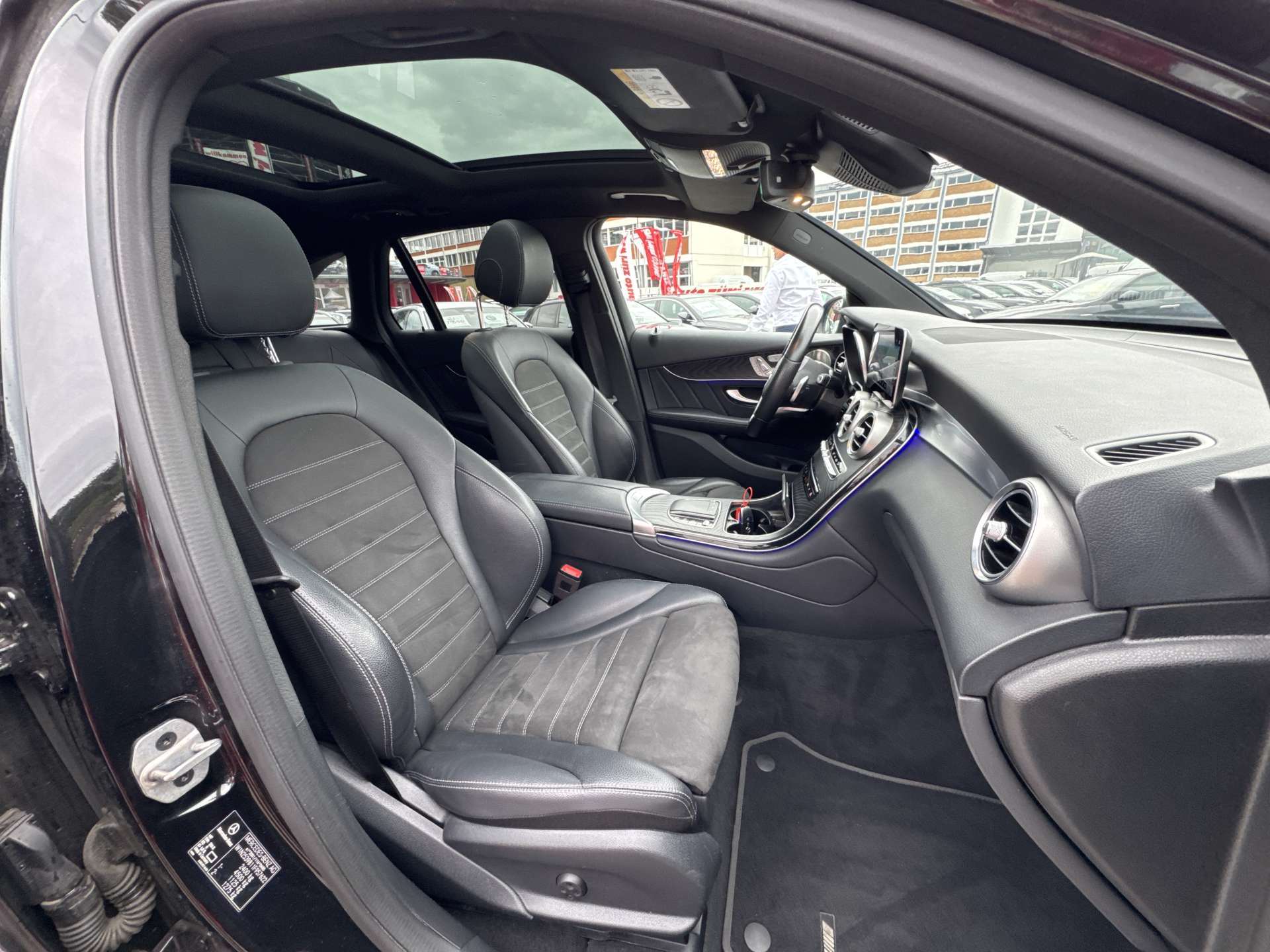 MERCEDES-BENZ GLC 200 AMG Line 4Matic G-Tronic Automat-image-4