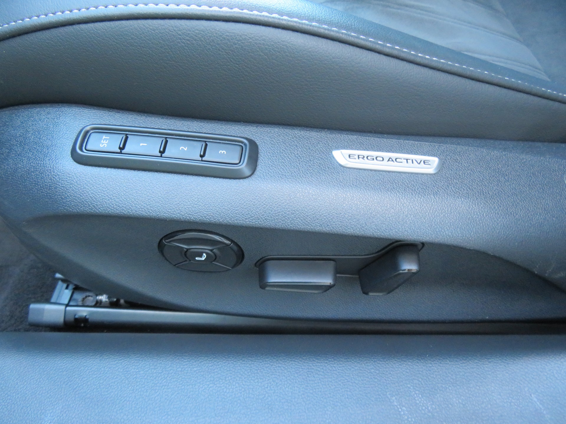 VW Passat Variant 1.5 eTSI evo2 Business DSG-image-5