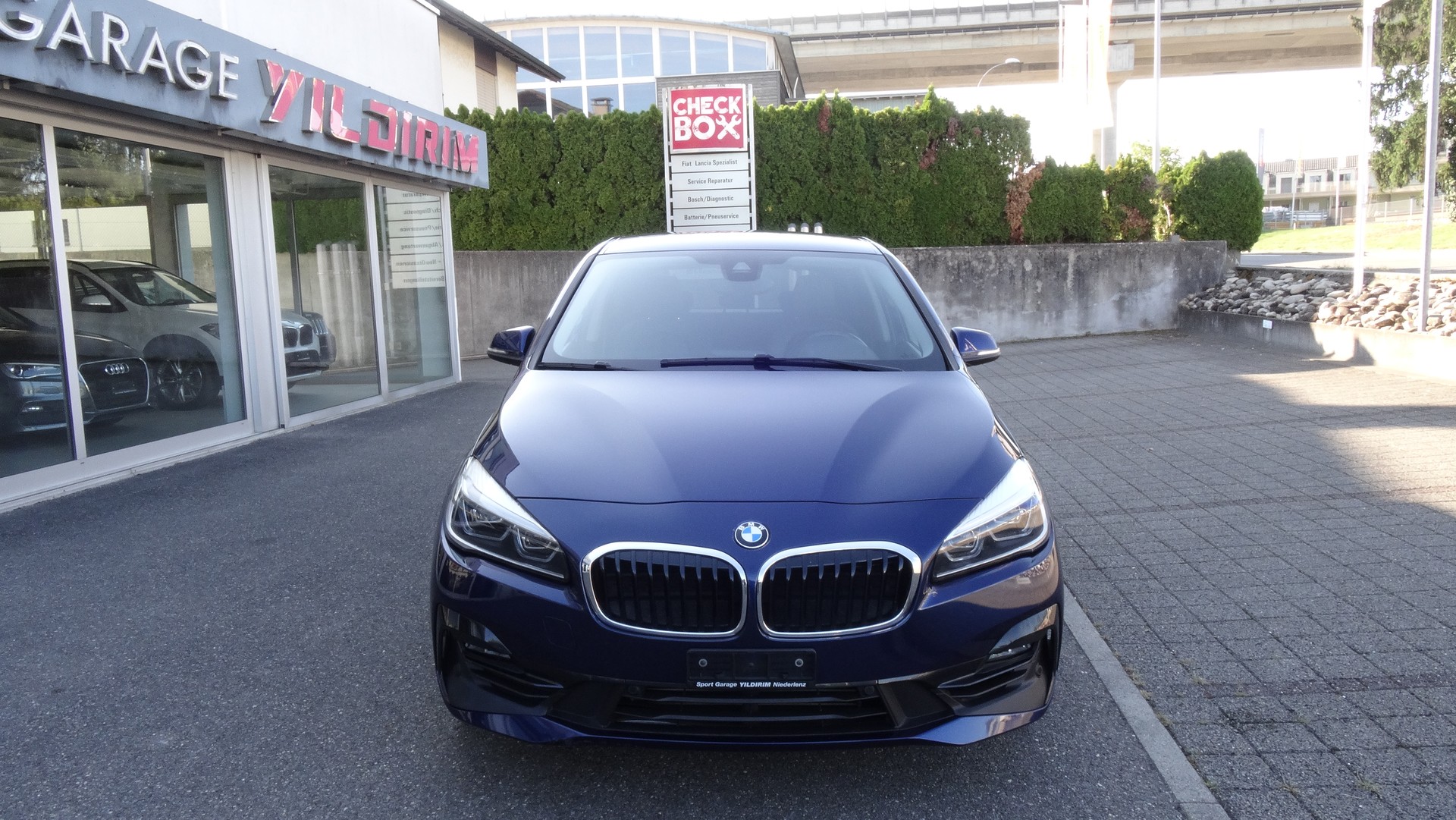 BMW 218i Active Tourer Sport Line-showroom-element-1