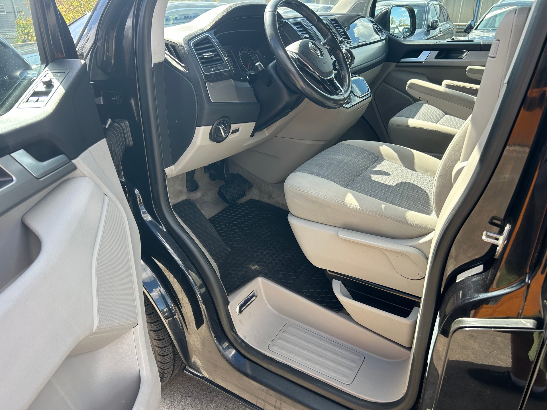 VW T6 Multivan 2.0 TDI Family Edition DSG-image-16