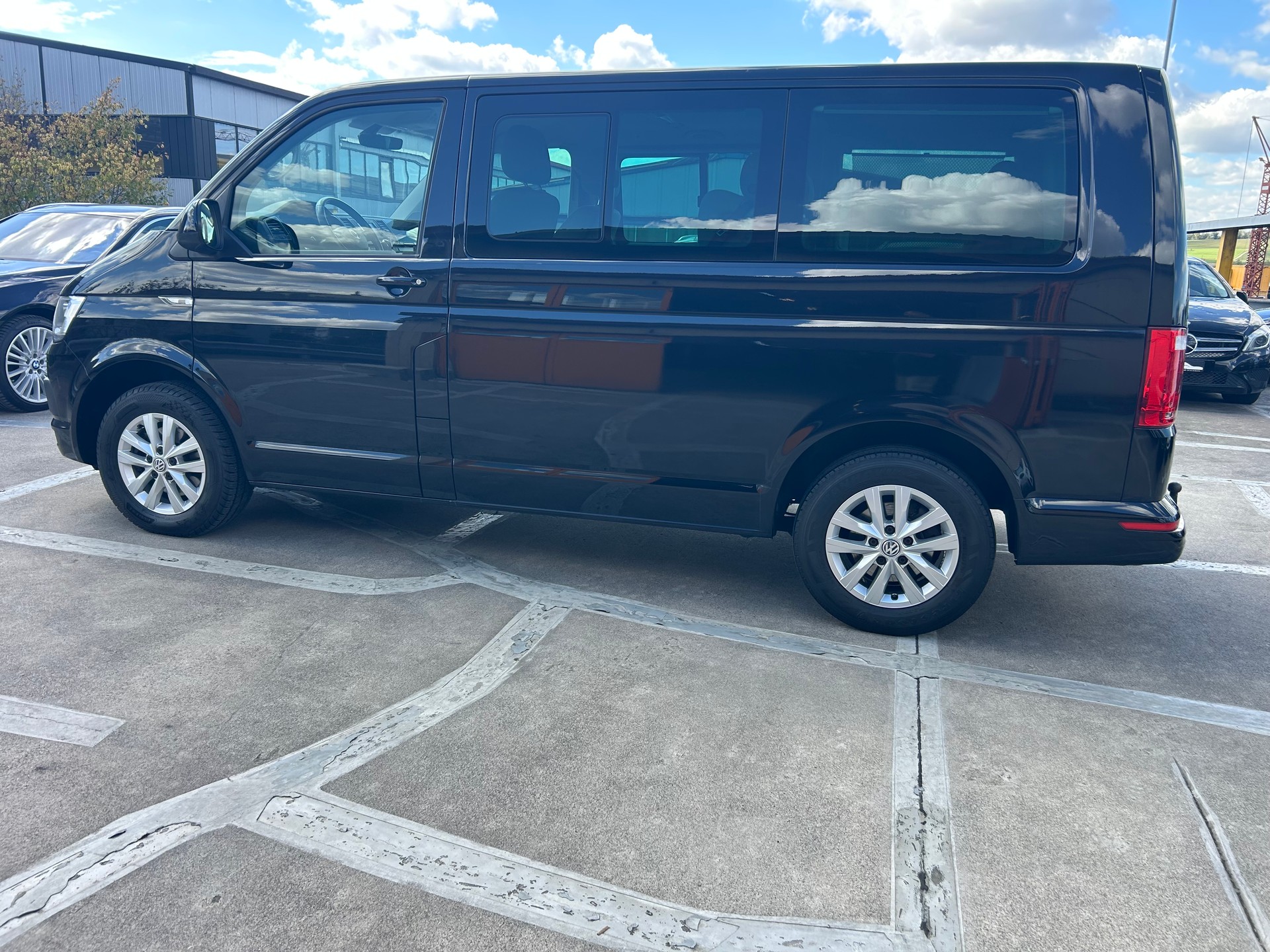 VW T6 Multivan 2.0 TDI Family Edition DSG-image-1