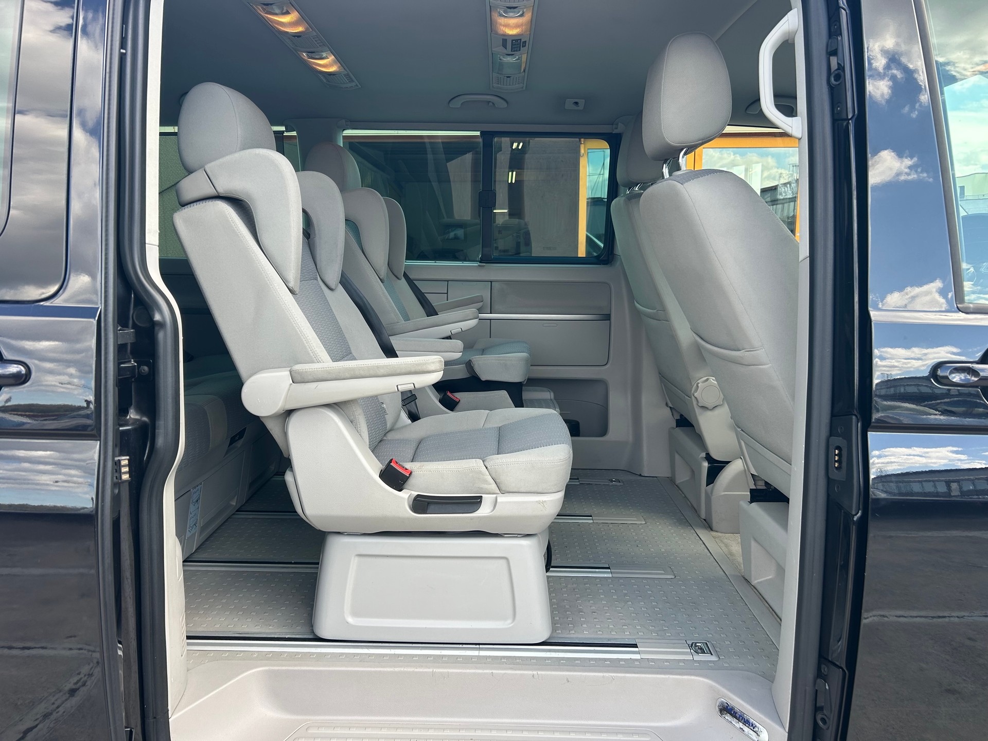 VW T6 Multivan 2.0 TDI Family Edition DSG-image-8