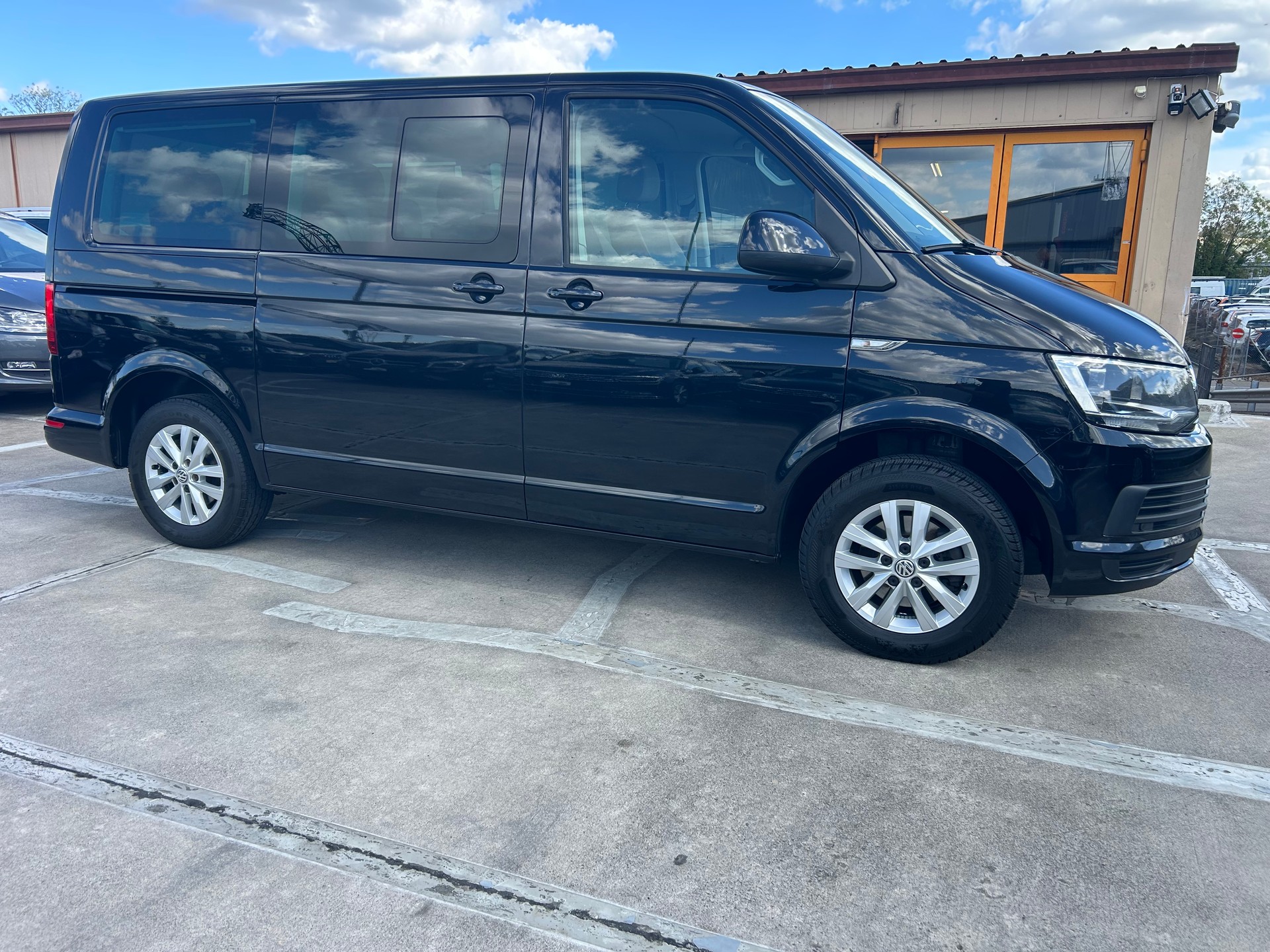 VW T6 Multivan 2.0 TDI Family Edition DSG-image-4