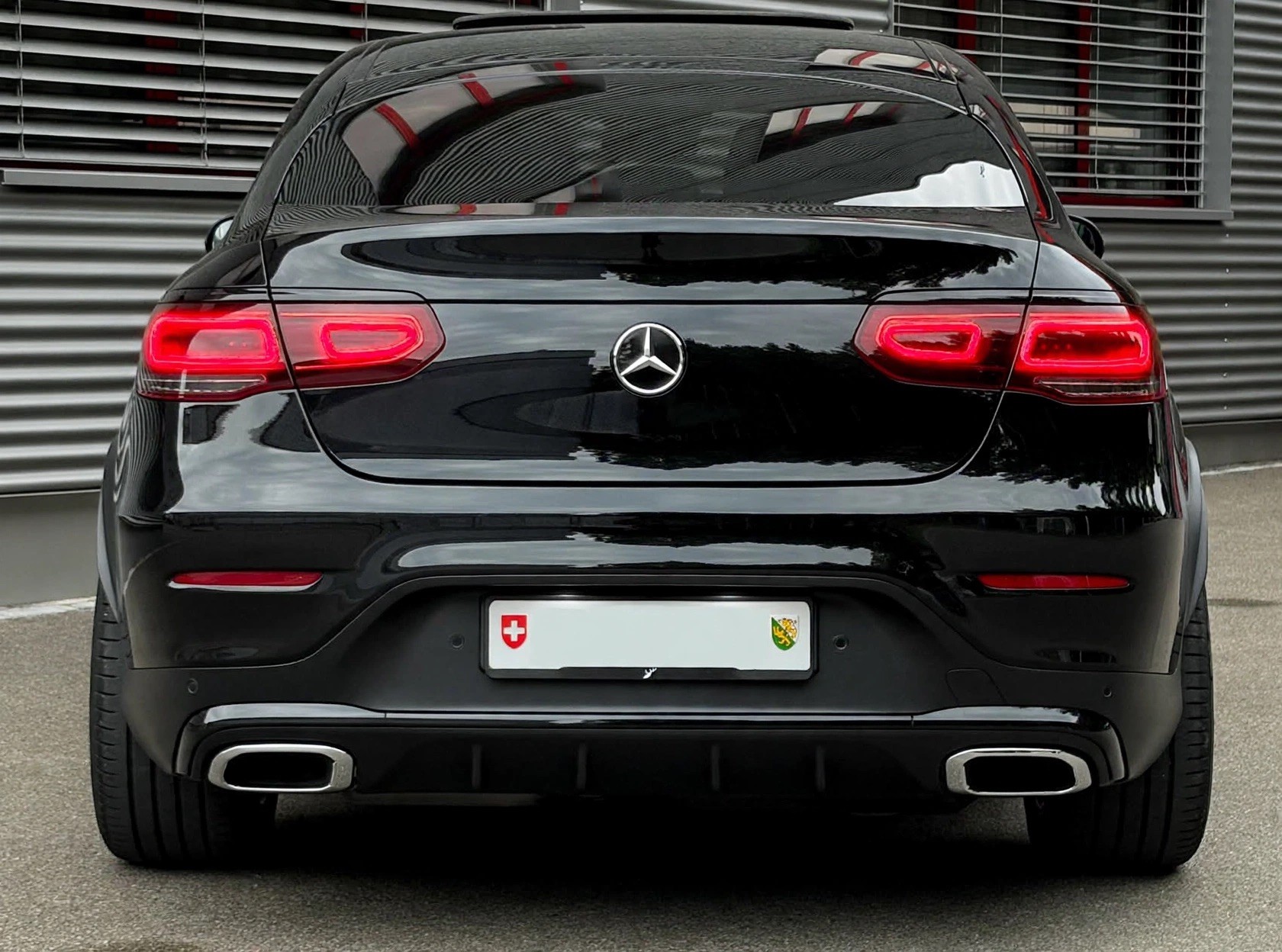 MERCEDES-BENZ GLC 300 d Coupé AMG Line 4m-image-3