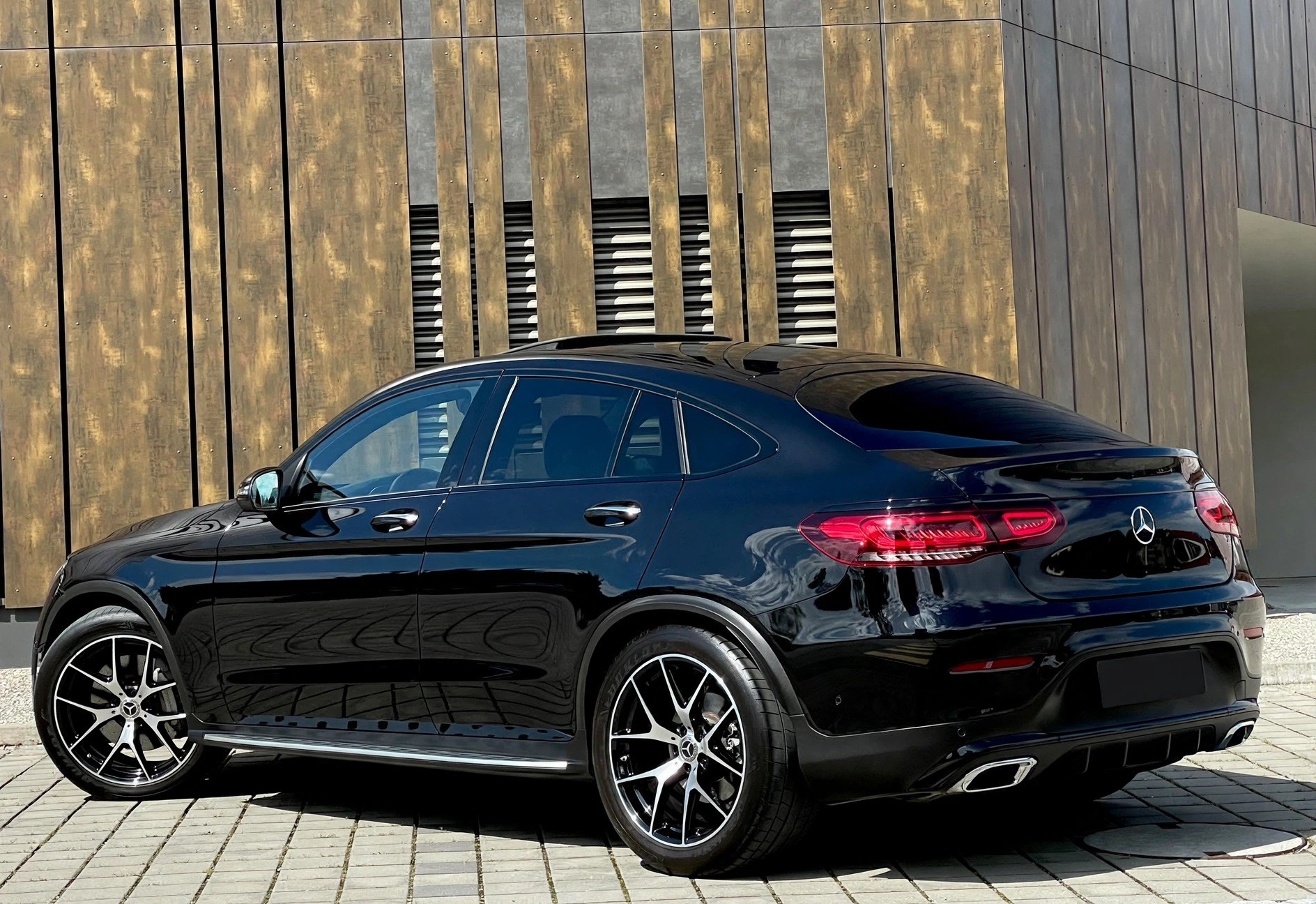 MERCEDES-BENZ GLC 300 d Coupé AMG Line 4m-image-2