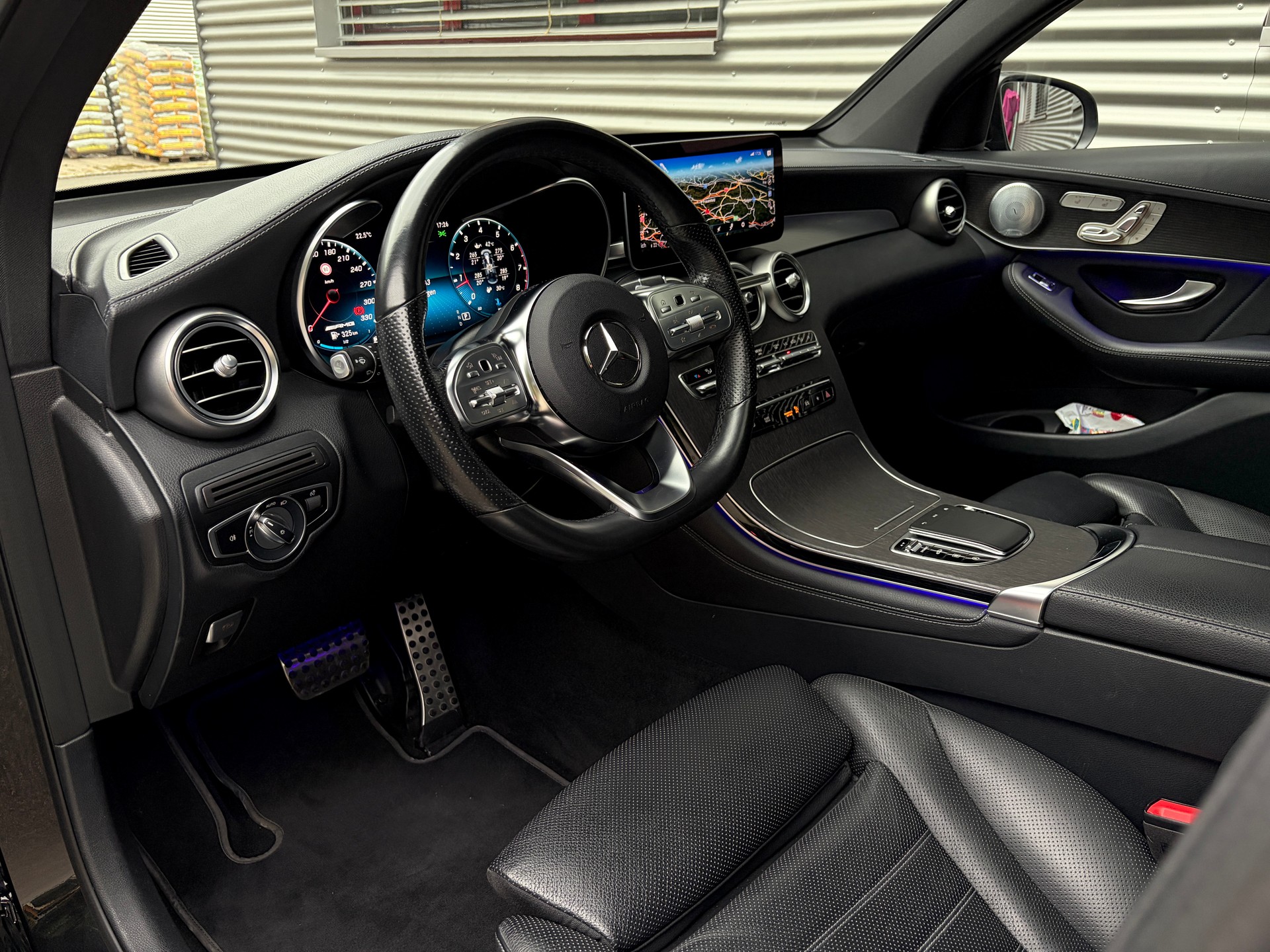 MERCEDES-BENZ GLC 300 d Coupé AMG Line 4m-image-4