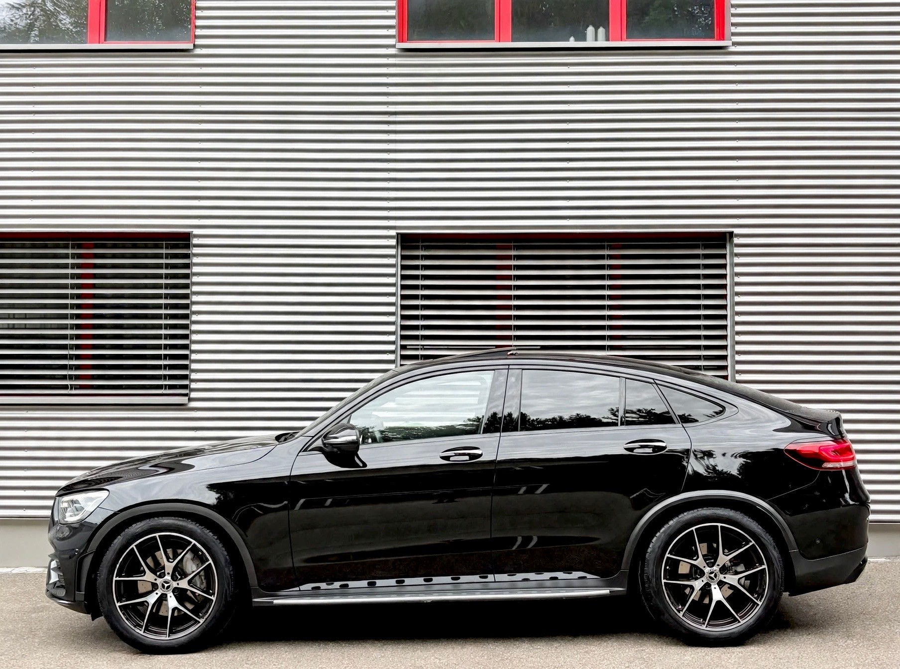 MERCEDES-BENZ GLC 300 d Coupé AMG Line 4m-image-1
