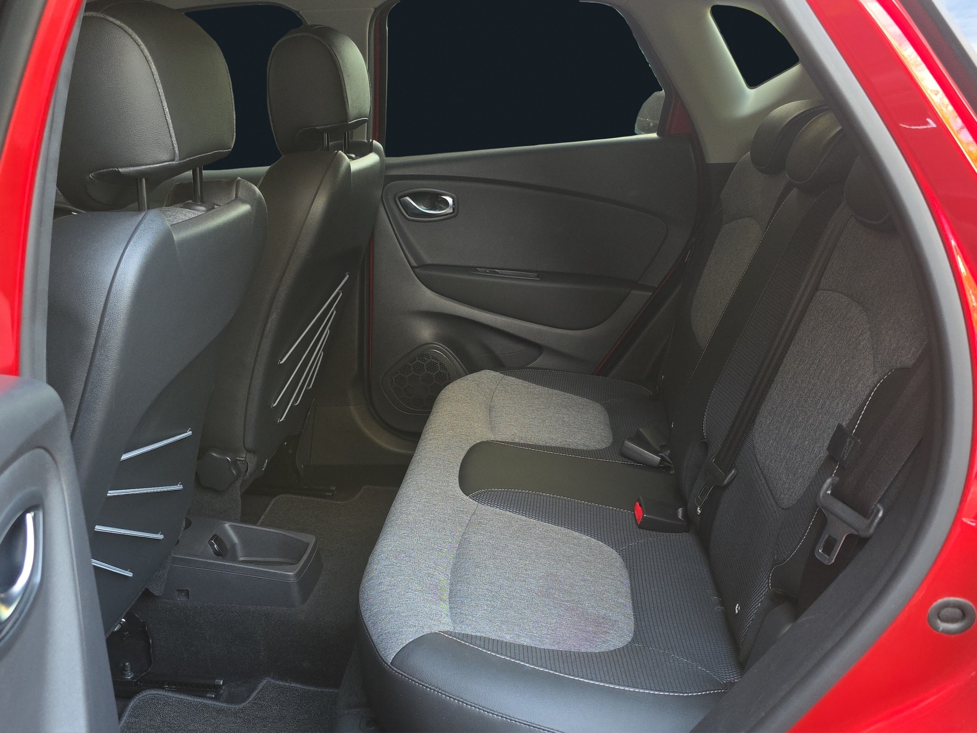 RENAULT Captur 1.2 T 16V Intens EDC-image-10