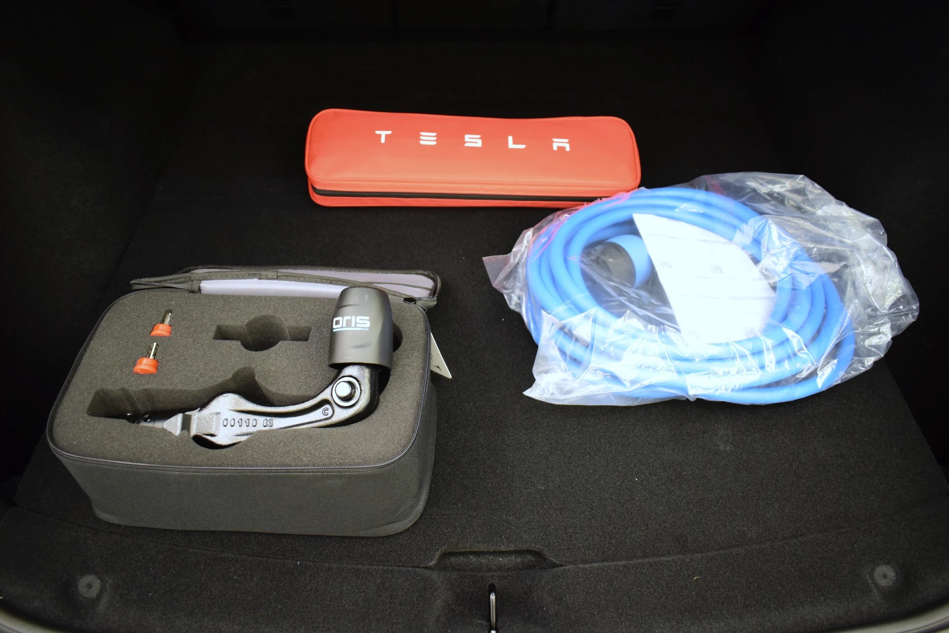 TESLA Model Y Long Range Premium AWD, CH Typenschein, Anhängerkupplung, Stealth Grey-image-2